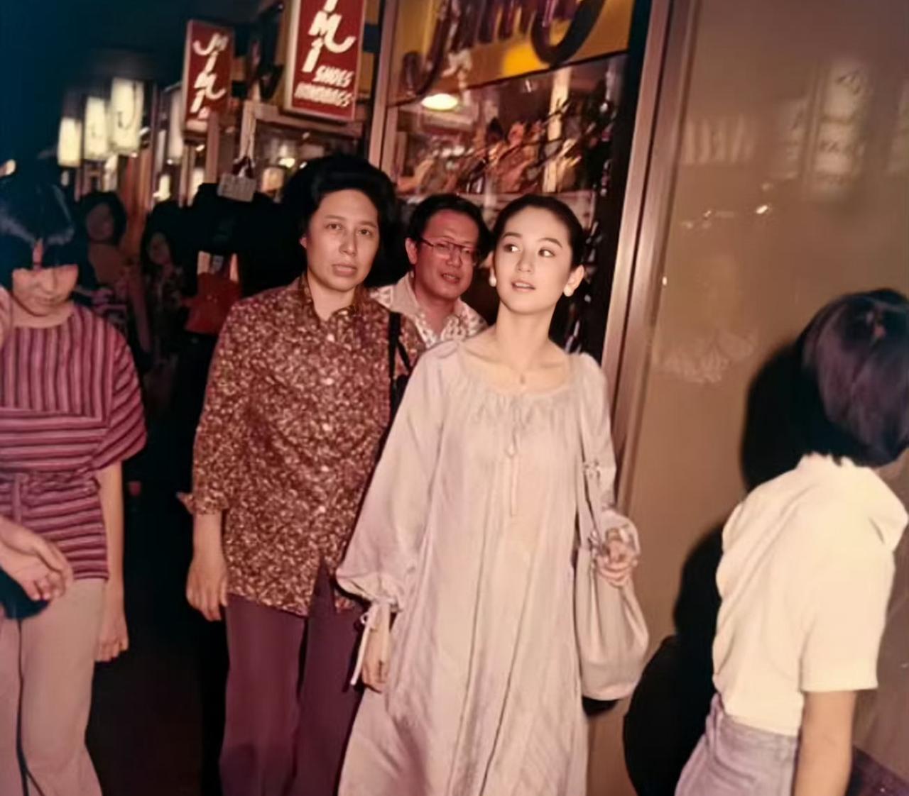 1977年，大部分人都还吃不上饱饭，林青霞已经带着妈妈一同去马来西亚旅游了。
