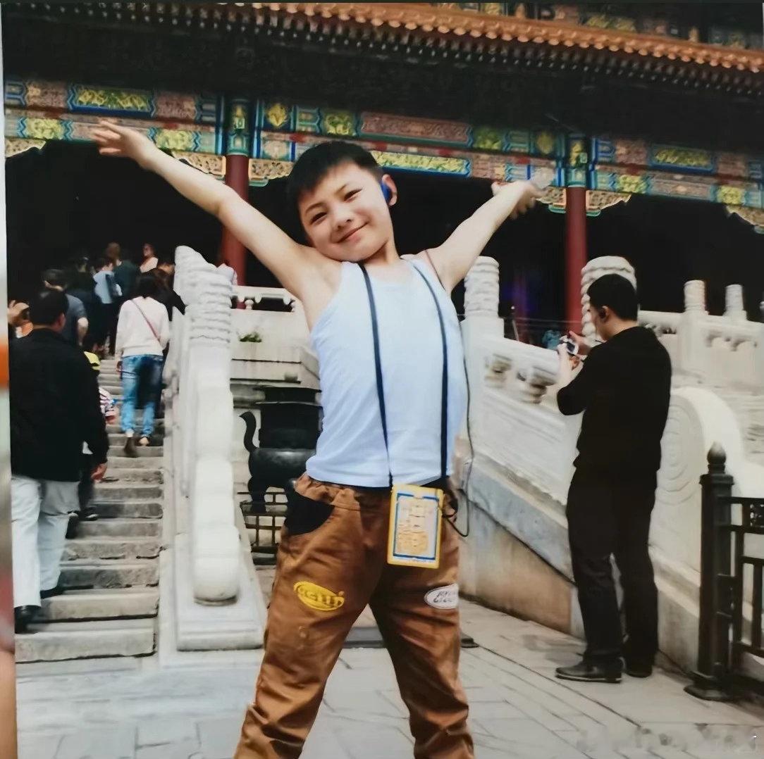 雪饼猴演我不是药神入神了无限超越班 郝蕾驻足观看的时候，表情是认真的。她知道什么