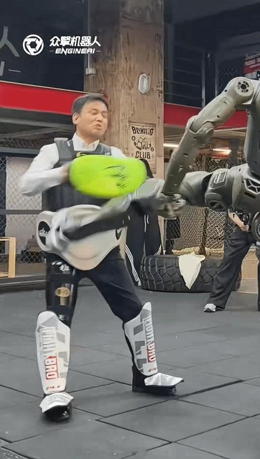 众擎T800人形机器人一脚把自家CEO踹翻在地，感觉多少带了点私人恩怨 