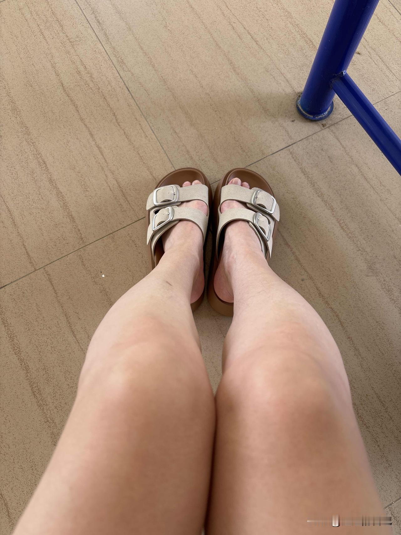 新买的鞋子到货了，猜猜我花了多少钱。
我是在火车站看到一个女孩子穿，感觉挺好看，