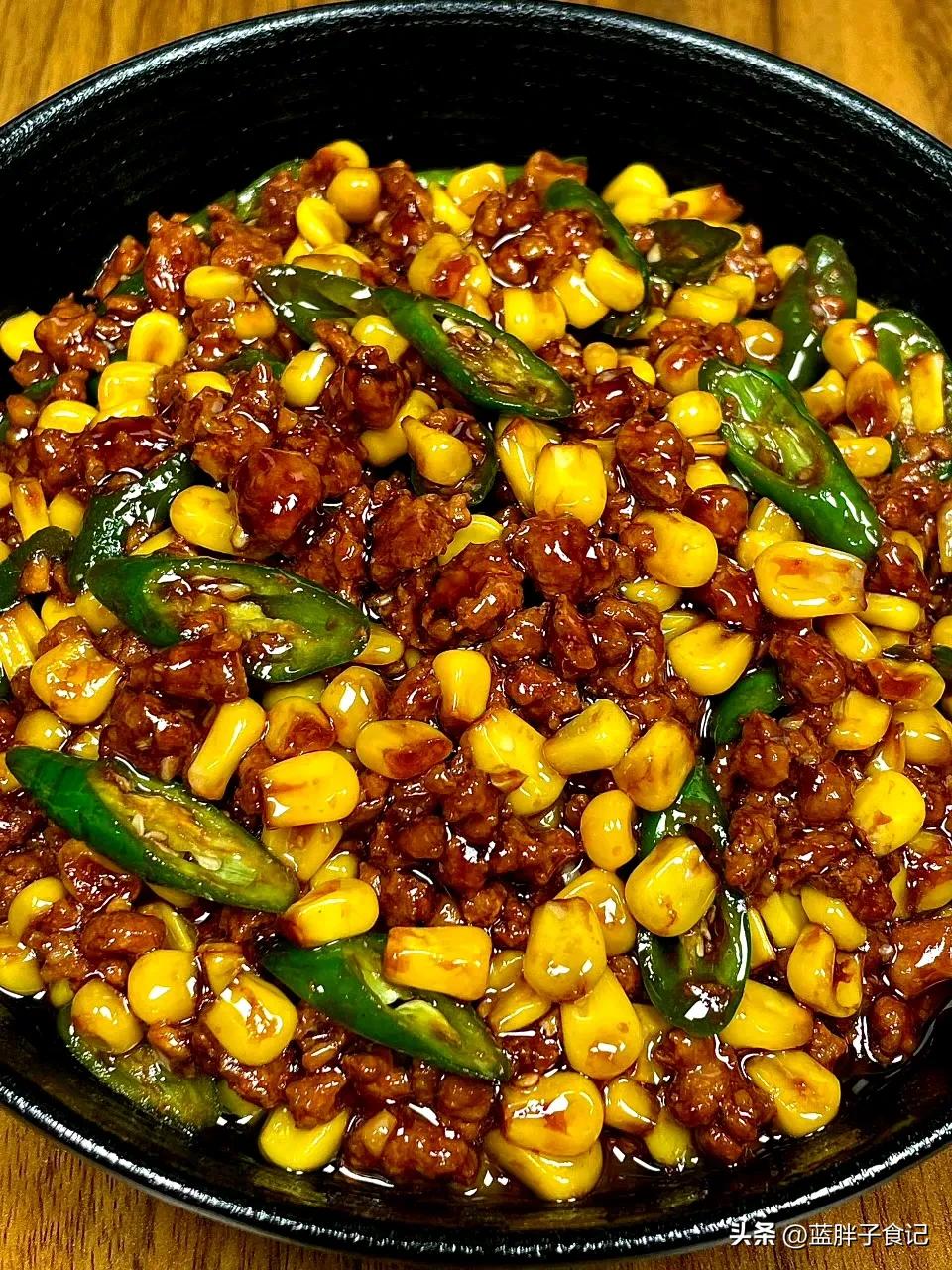 #秋日生活打卡季#🥘肉末青椒玉米粒，好吃到停不下来！😋

家人们！肉末青椒玉