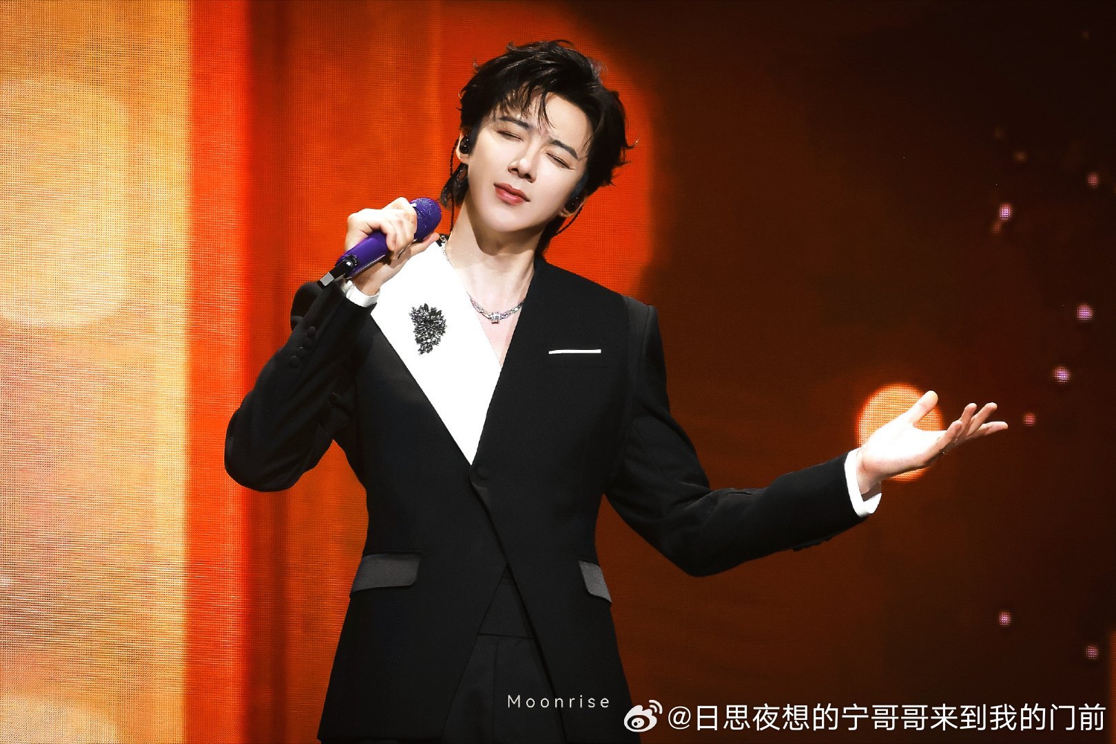 饿的时候总想偷偷看你一眼，大概是因为你秀色可餐吧！早安！
