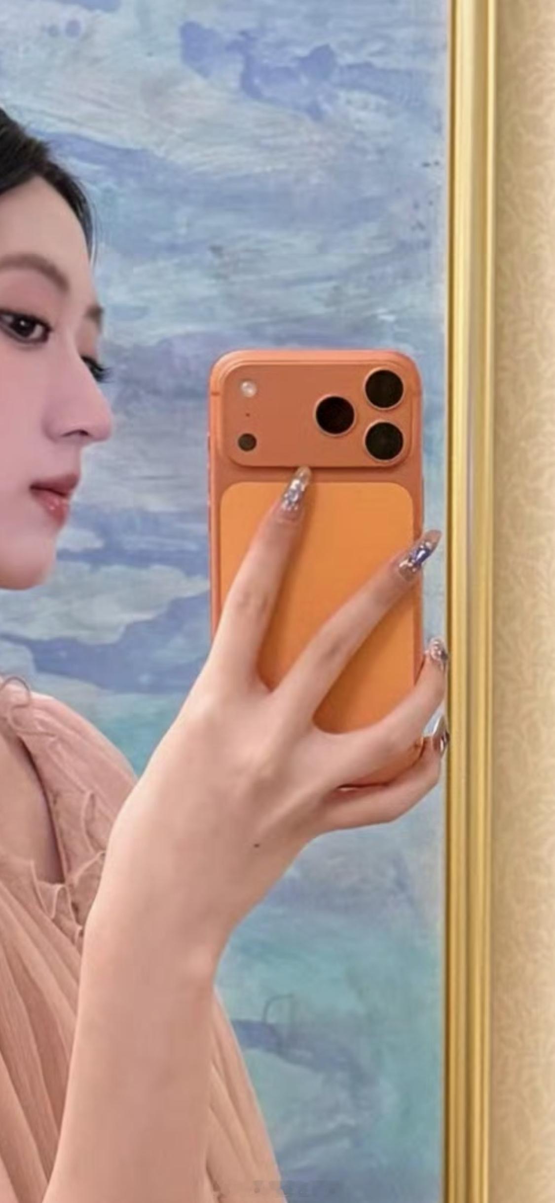 消费升级，越来越多好看的小姐姐用上了最新款Pro Max版iPhone 17！ 