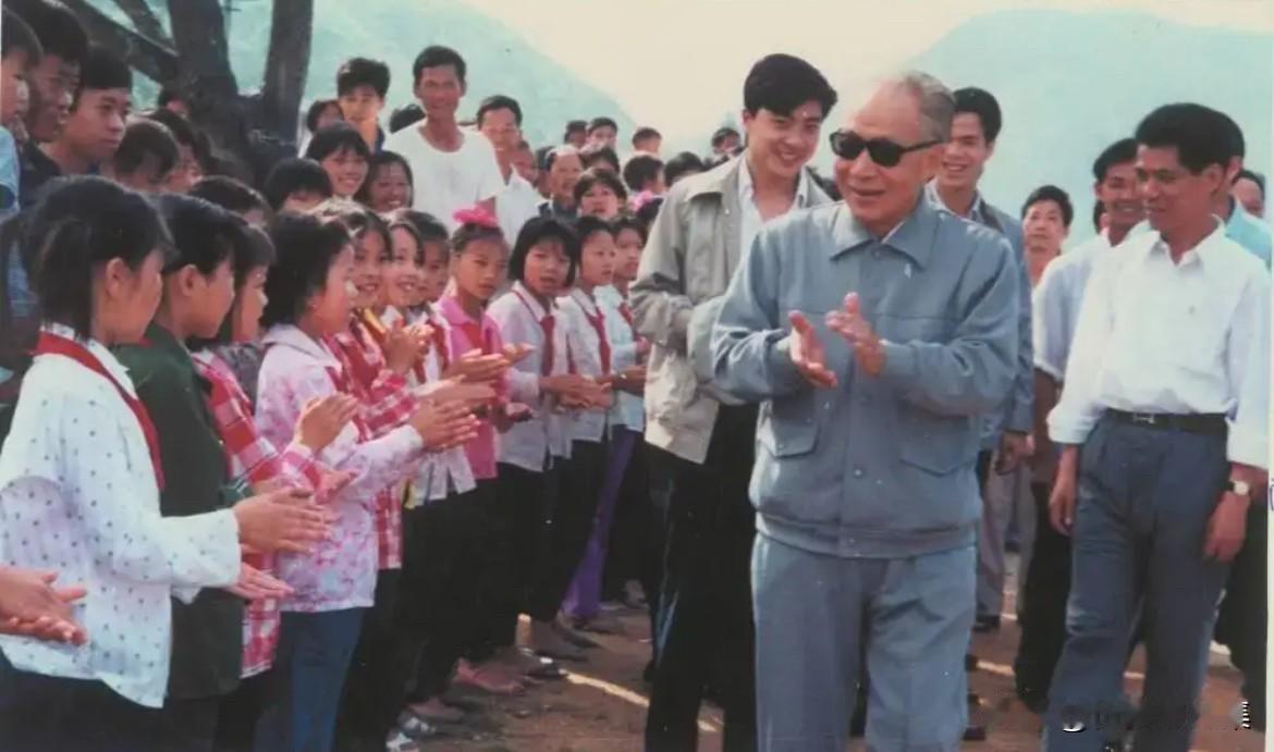 1990年6月23日，晚年的陈丕显同志回到福建上杭家乡，亲切看望当地小学师生时的