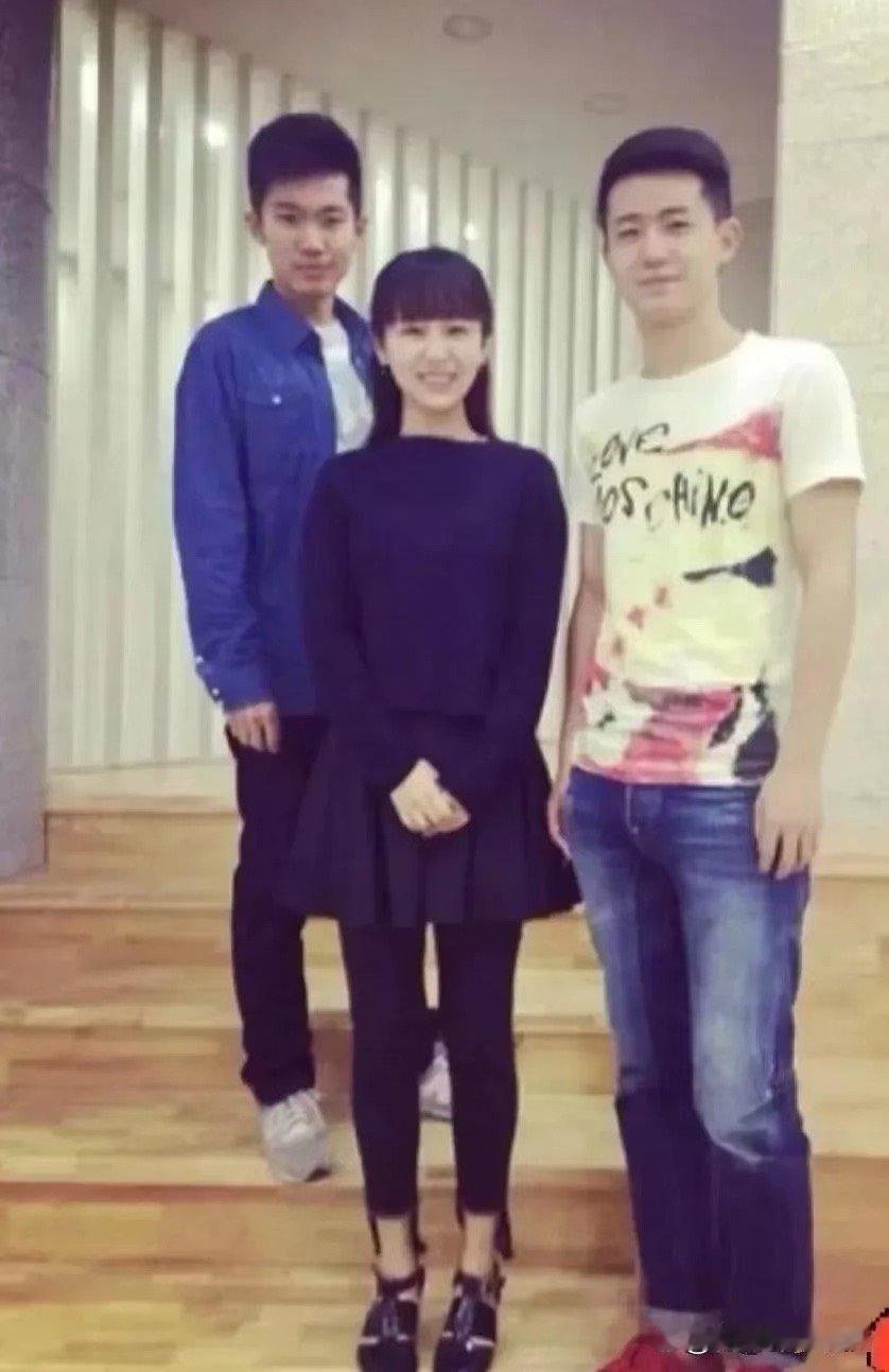 杨紫高中时和同学们的合照，那时候就是个小美女啊！从小就可爱漂亮 