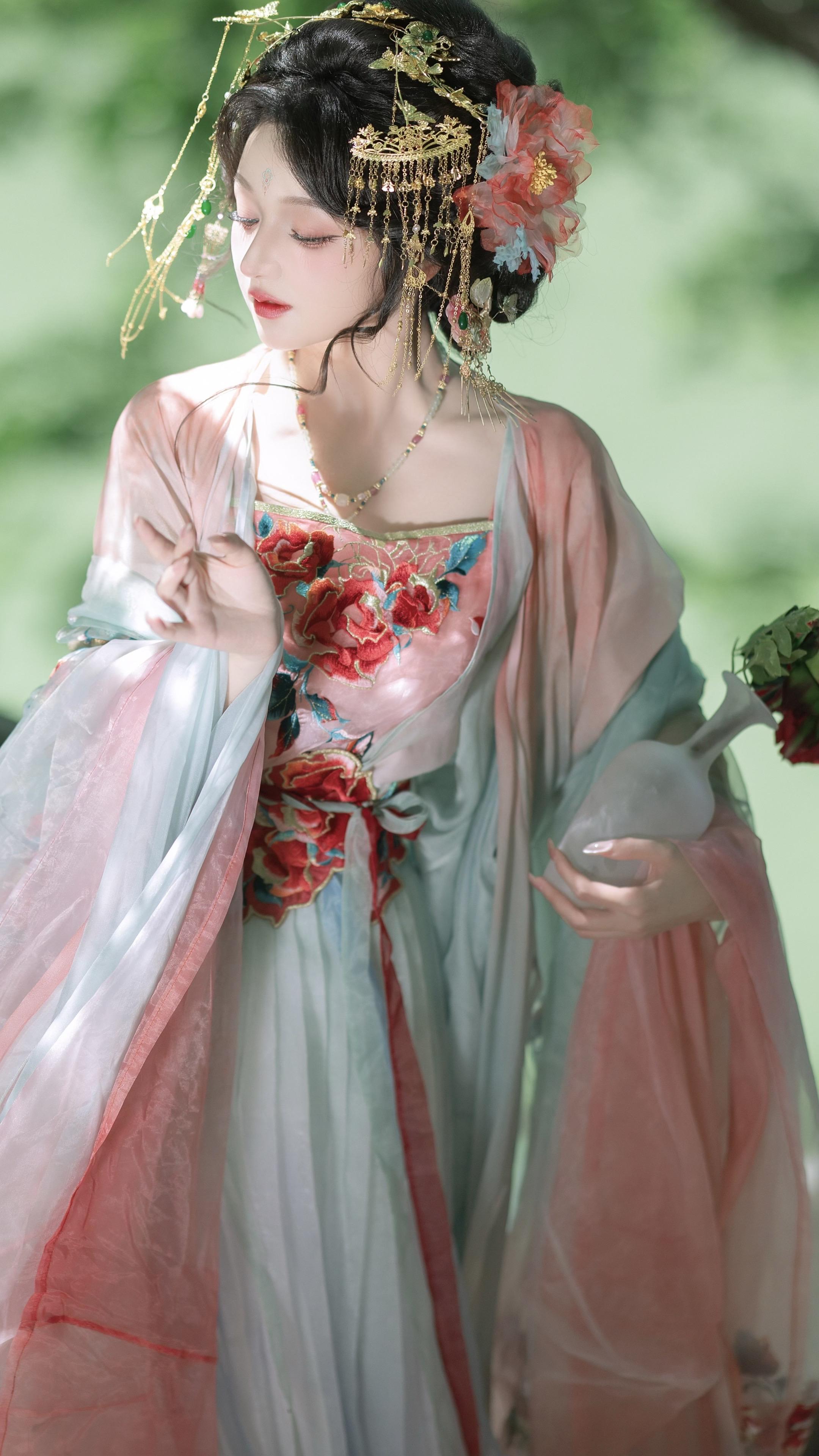 “水本无愁，因风起皱”出镜：  联合出片：  妆造：  汉服