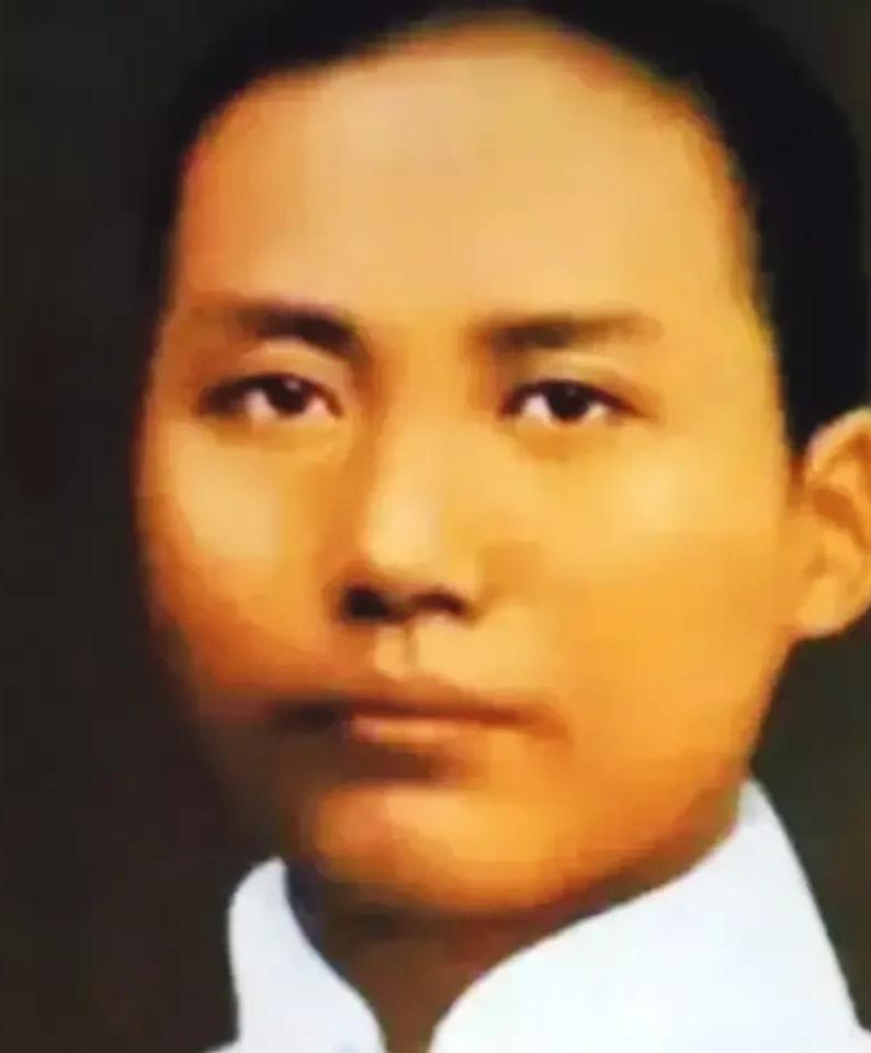 教员有两次留学的机会。

第一次，他留学法国没去成，自己憋着气，但是负责给留学生