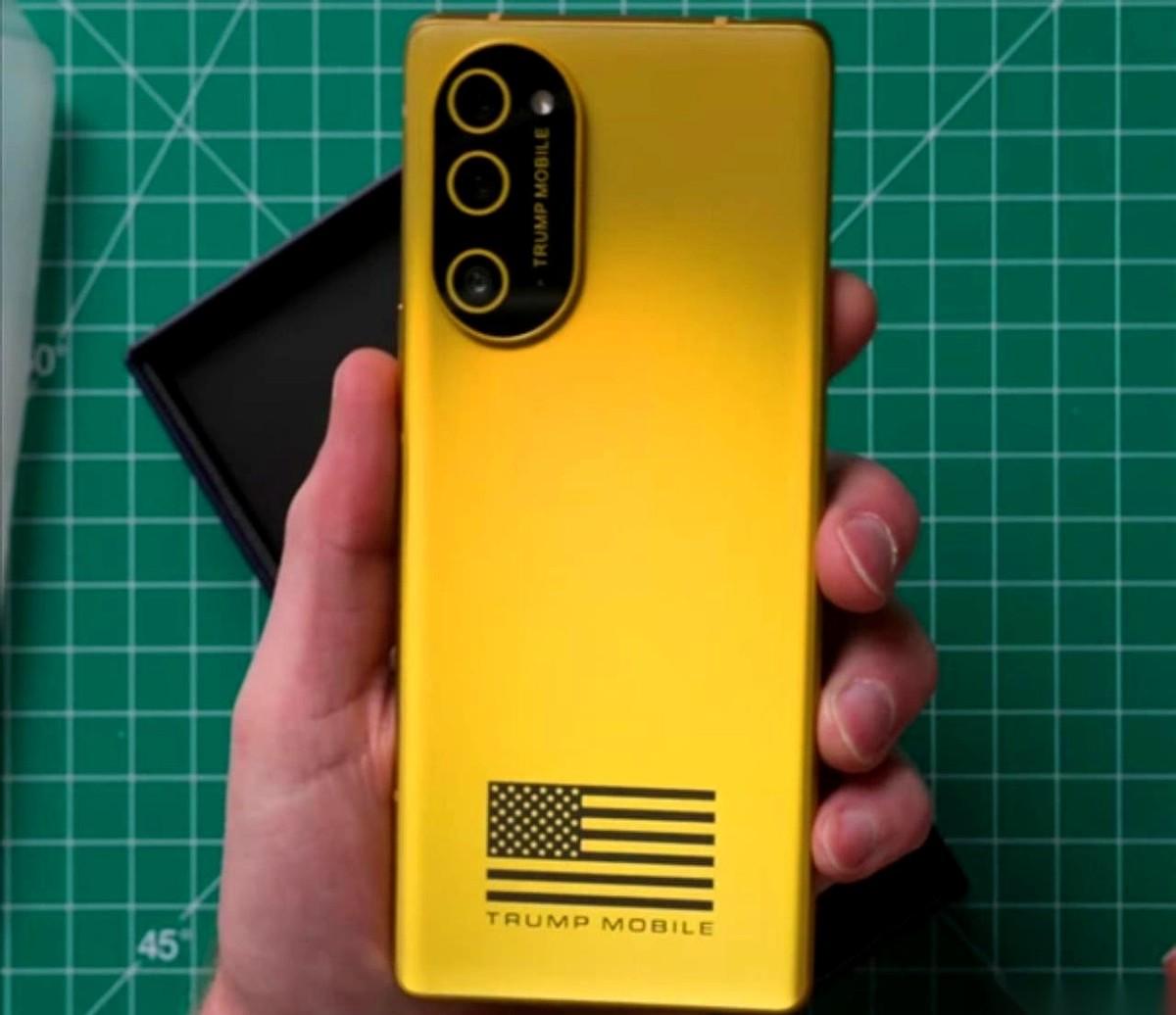 打着特朗普招牌的第一代特制手机，终于在千呼万唤中登场了。宣传海报上，机身通体涂满