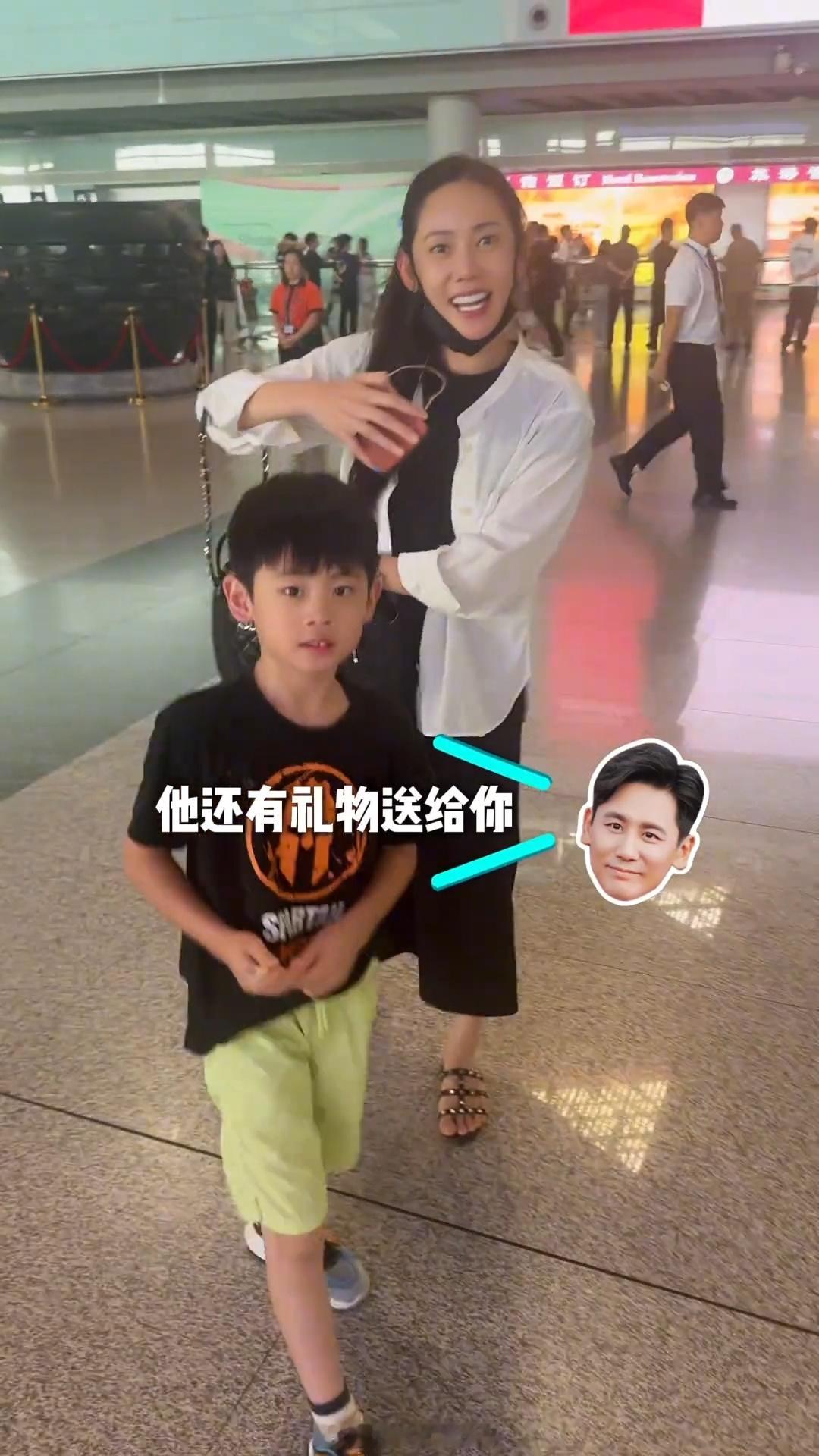 于晓光带儿子机场接秋瓷炫秋瓷炫儿子中文好流利 在中国生活，中文进步神速 ​​​