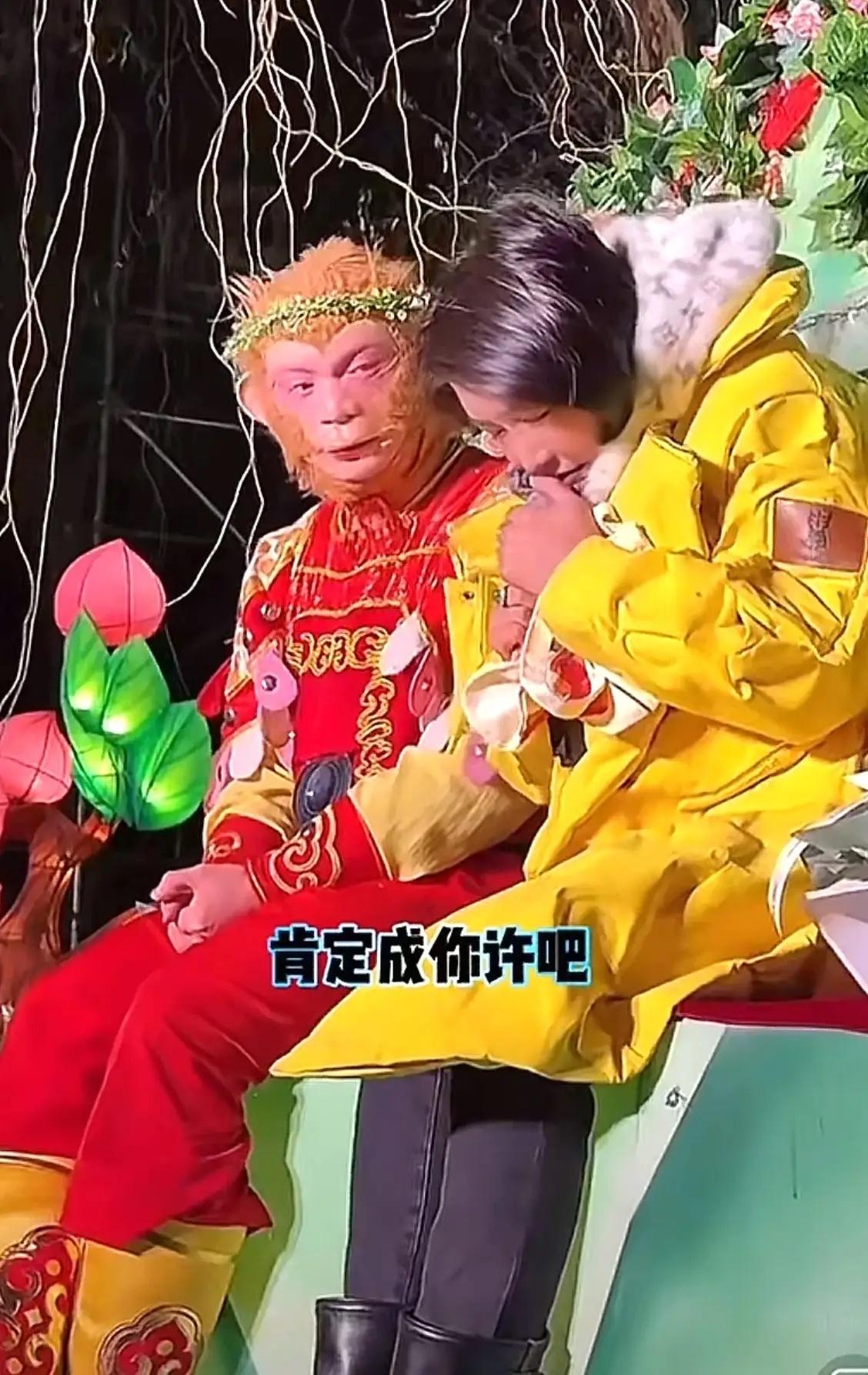 雪饼猴，长春动物园🔥，与他有很大关系，现在去看雪饼猴，排队，四个小时起。名人也