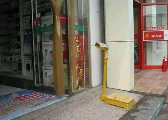 为什么药店门口总免费放体重秤？你以为是便民，其实是商家的引流小心机。

走在大街