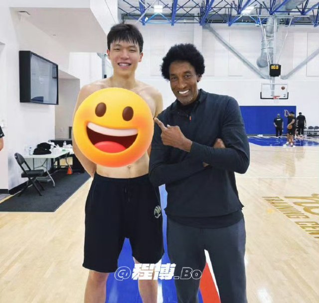 杨瀚森训练偶遇皮蓬。  训练师向皮蓬介绍瀚森为“下一个姚明”  杨瀚森被介绍为下