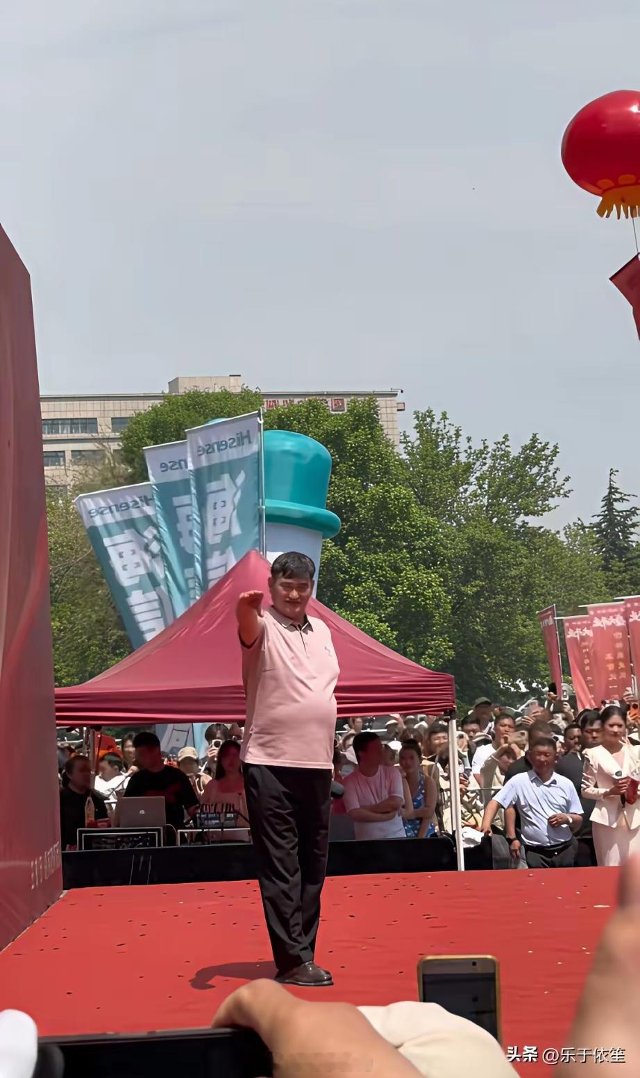 大衣哥朱之文接受采访称，10万元唱3首歌，不会涨价，而且到他手里也没有10万元！