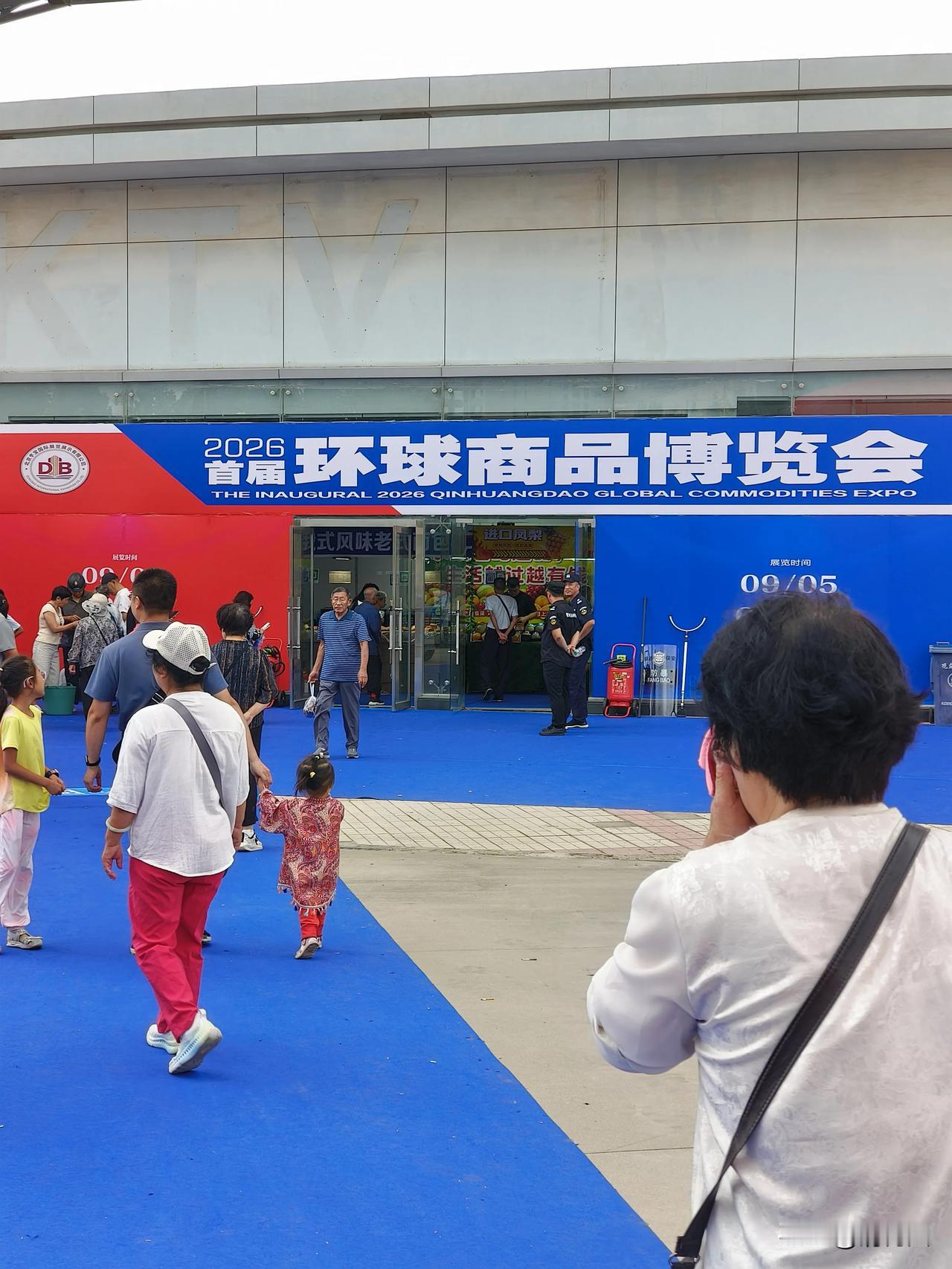 展会年年开，热闹依旧在

今日星期天，无事去展会看热闹。蓝红相间的门头大气醒目，