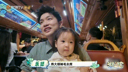 小朋友第一次去北京向天安门敬礼爸爸当家 第一次来北京的小朋友，看到天安门自己就立
