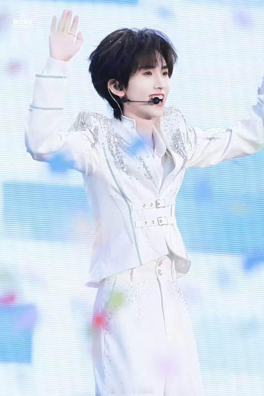 左奇函vocal实力左奇函 的独特嗓音，独特气场，流畅度与韵律美感直接拉满，简直