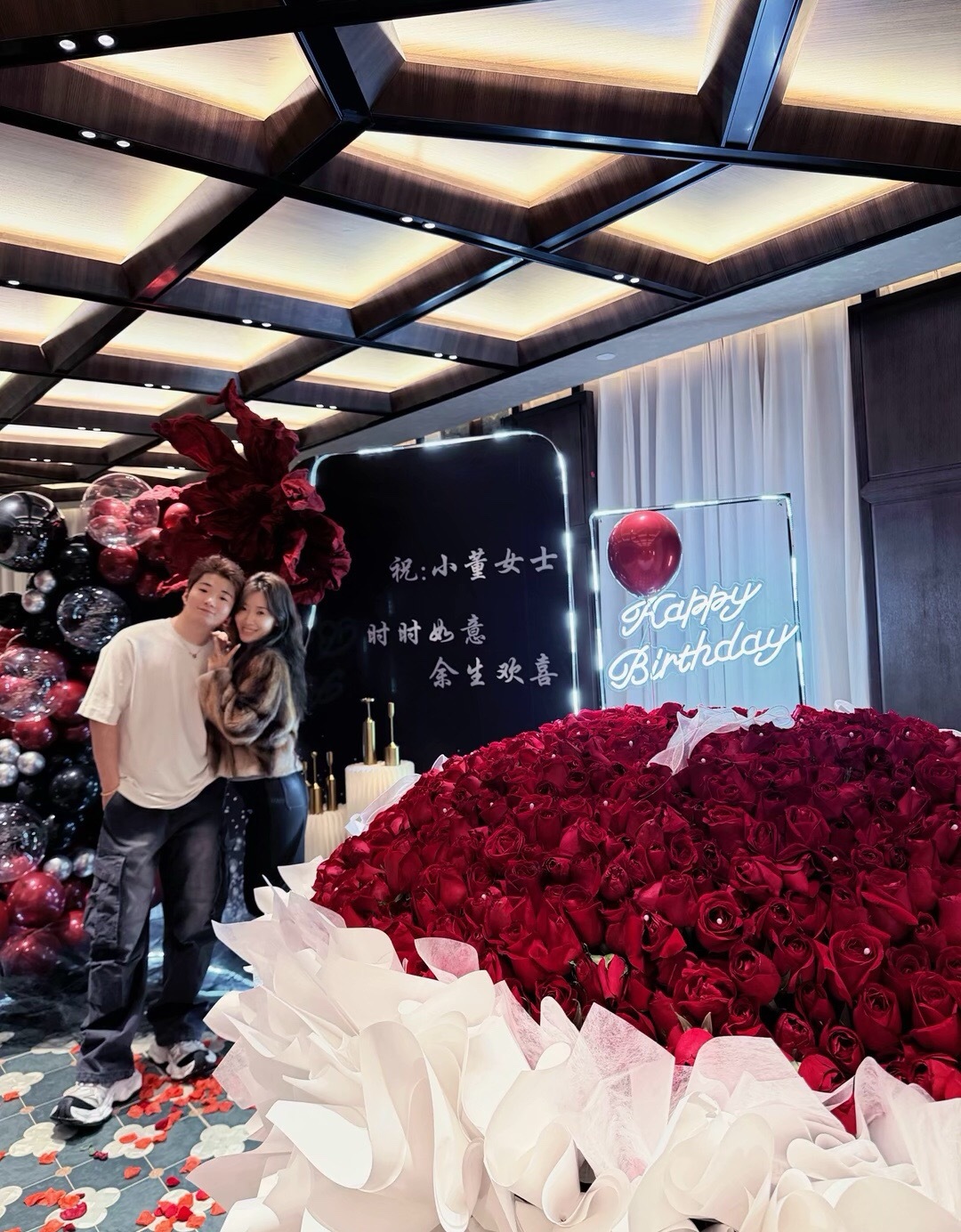 白小白为爱妻庆生：合作多年，有苦有甜，共同经历，步步皆成长。是归属感，是陪伴，是