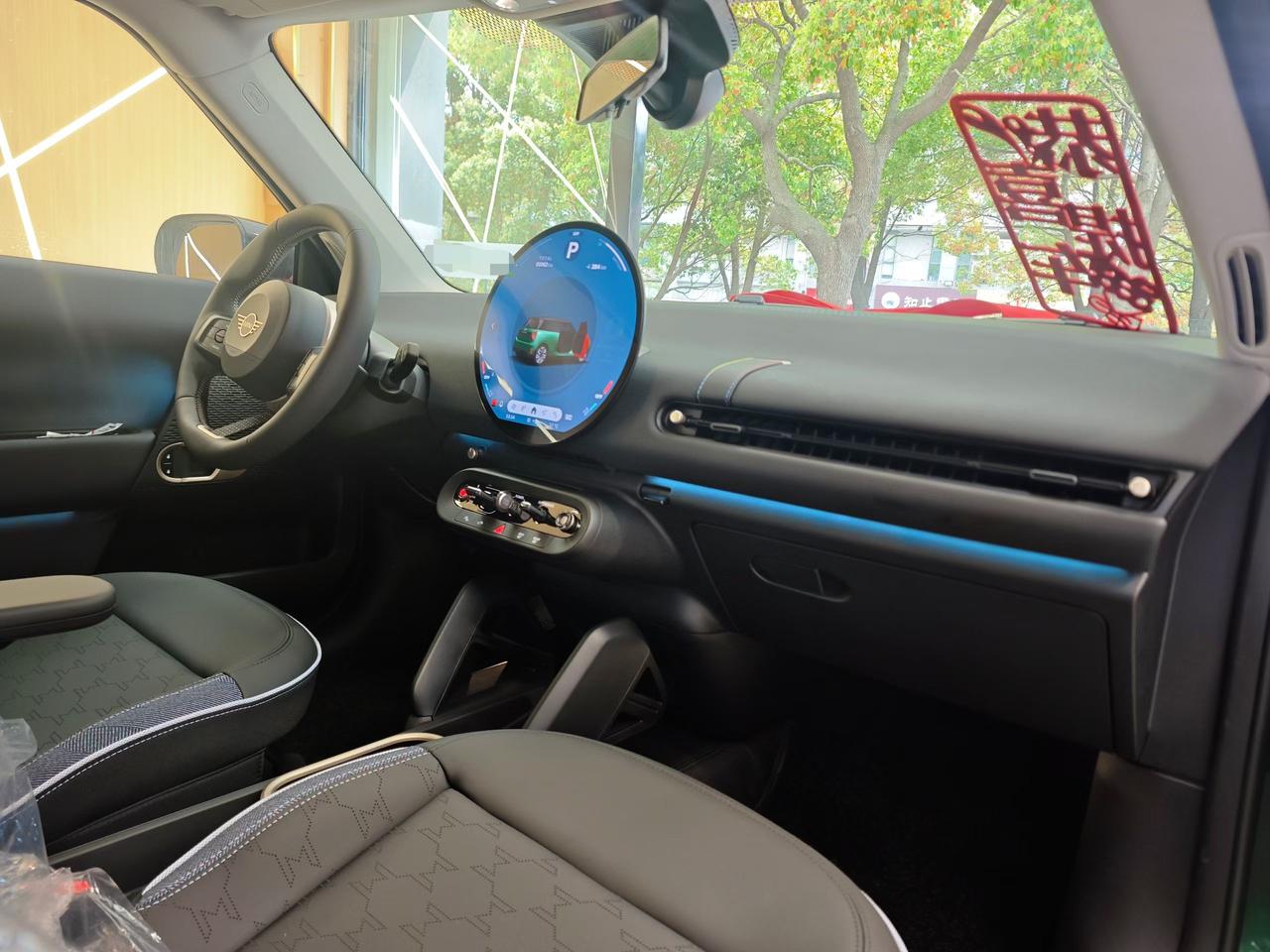 这款电动MINI COOPER的内饰和国产新能源相比，真的很一般，而且也没有行车