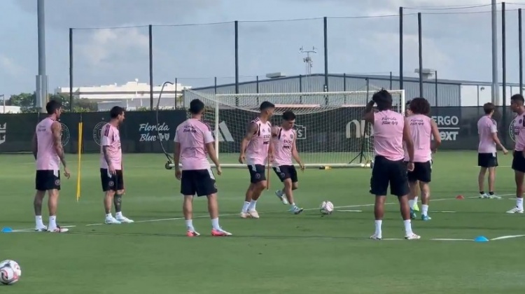 迈阿密国际今天正常训练备战纳什维尔，梅西也参与其中，状态看起来不错。记者Lizz