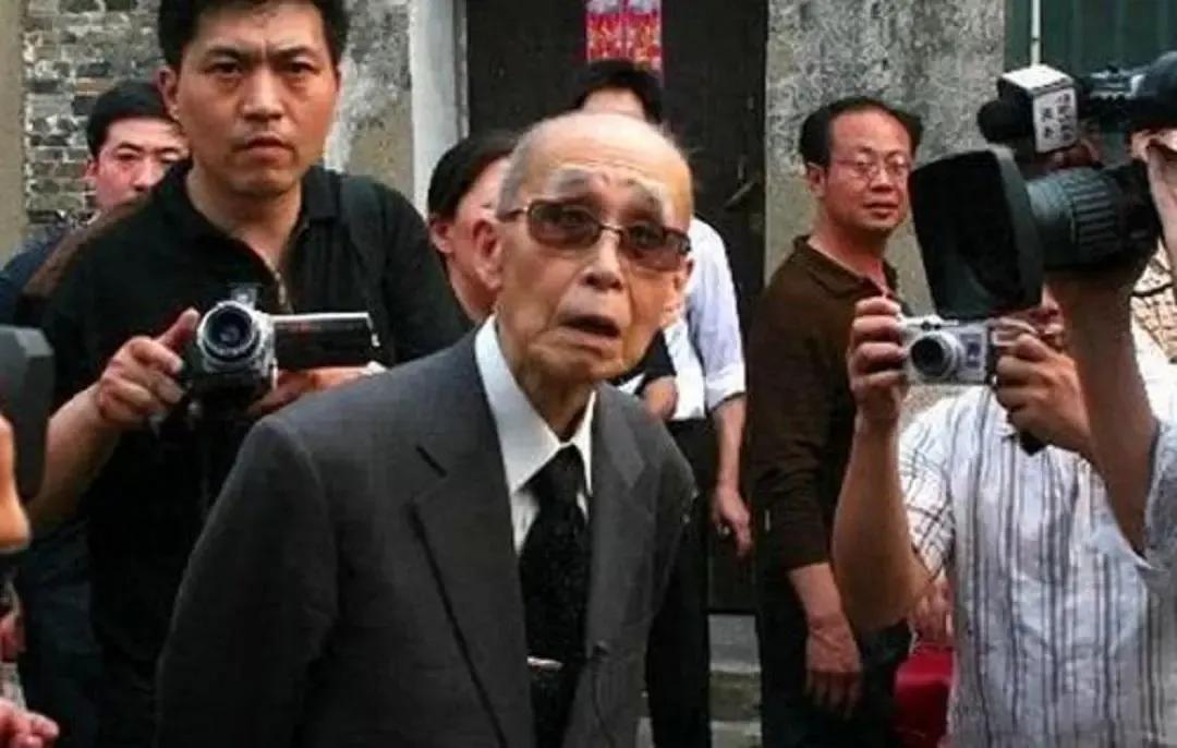 这俩人一个活着，90高龄仍天天念叨着侵略中国，他叫松本。
另一个叫裕仁，他虽然已