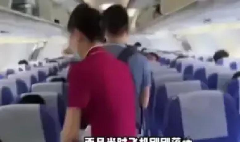 你根本没看懂陈冠希那场航班冲突。问题不在人，在规则的“缝隙”里。
 
那天机舱的