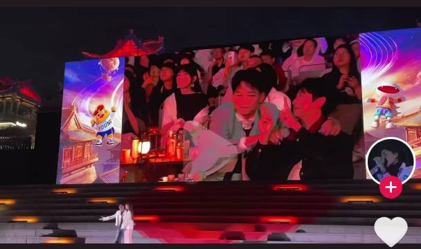 #苏醒[超话]#  
这个何老师就这样猫猫祟祟帮上台小咪摘粘在衣服上的异物