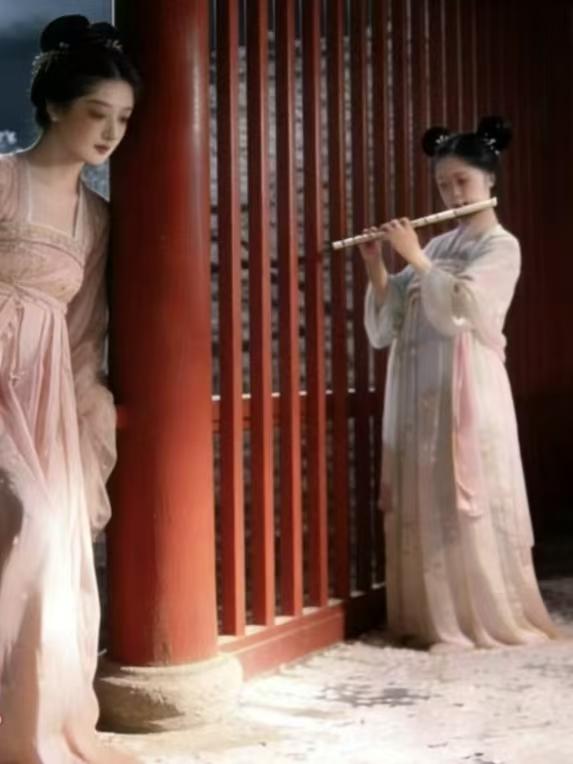 捣练子·春夜
春云薄，月华明，
杏花如雪落香凝。
醉倚朱栏轻伴曲，
玉弦歌未了风