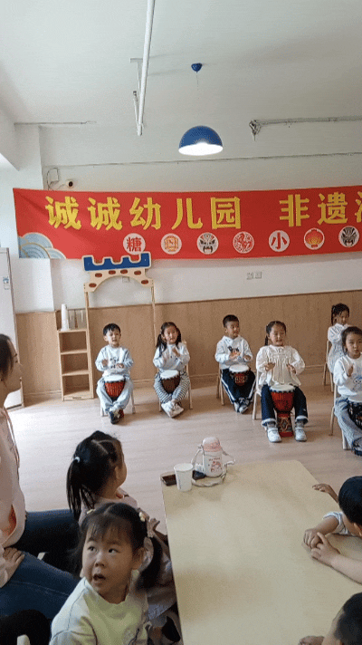 今天被诚诚幼儿园的小鼓手们狠狠惊艳到了！🥁
 
一群可爱的小朋友，个个精神抖擞