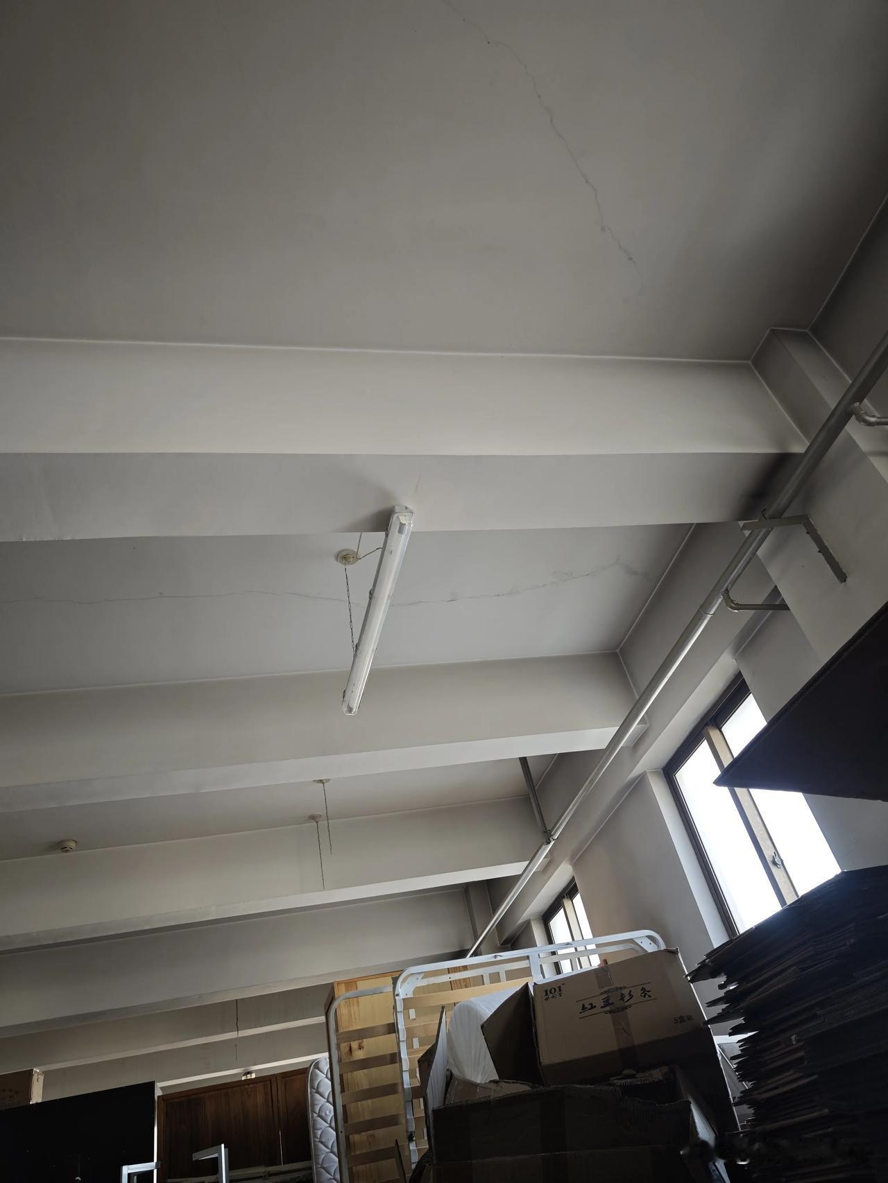 昨天的事真是让人哭笑不得，我们干活了，可是又相当于什么都没有干。

上午修灯，换