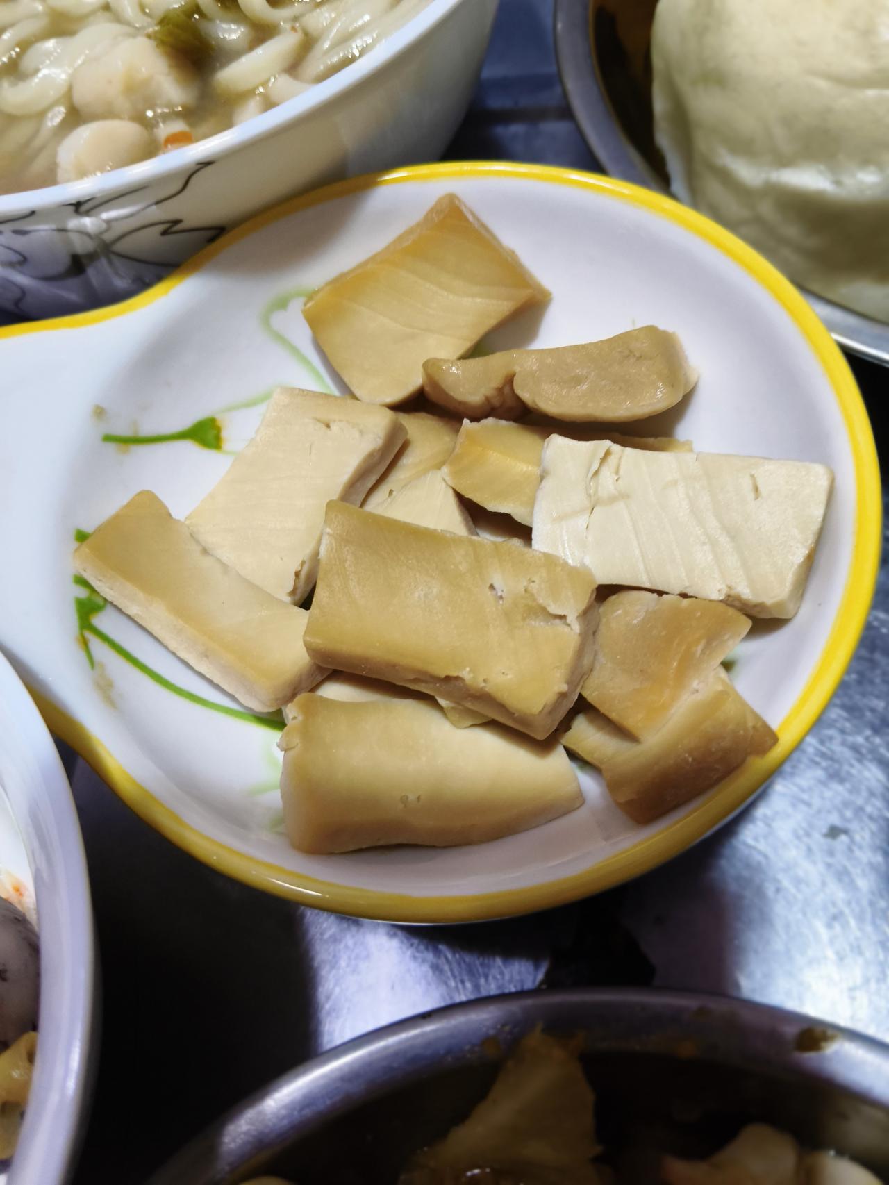 有朋自鞍山铁西区来，带来了他那旮瘩的名吃：咸豆腐干。
       看着像玉石一