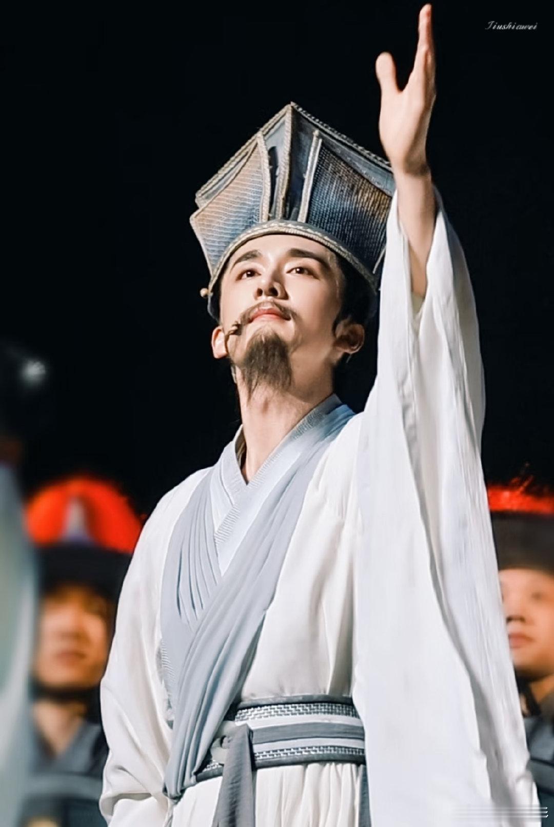 一旦沾染上张新成就戒不掉了同一部剧，隔两天演出来的状态居然不一样，这天的苏轼明显