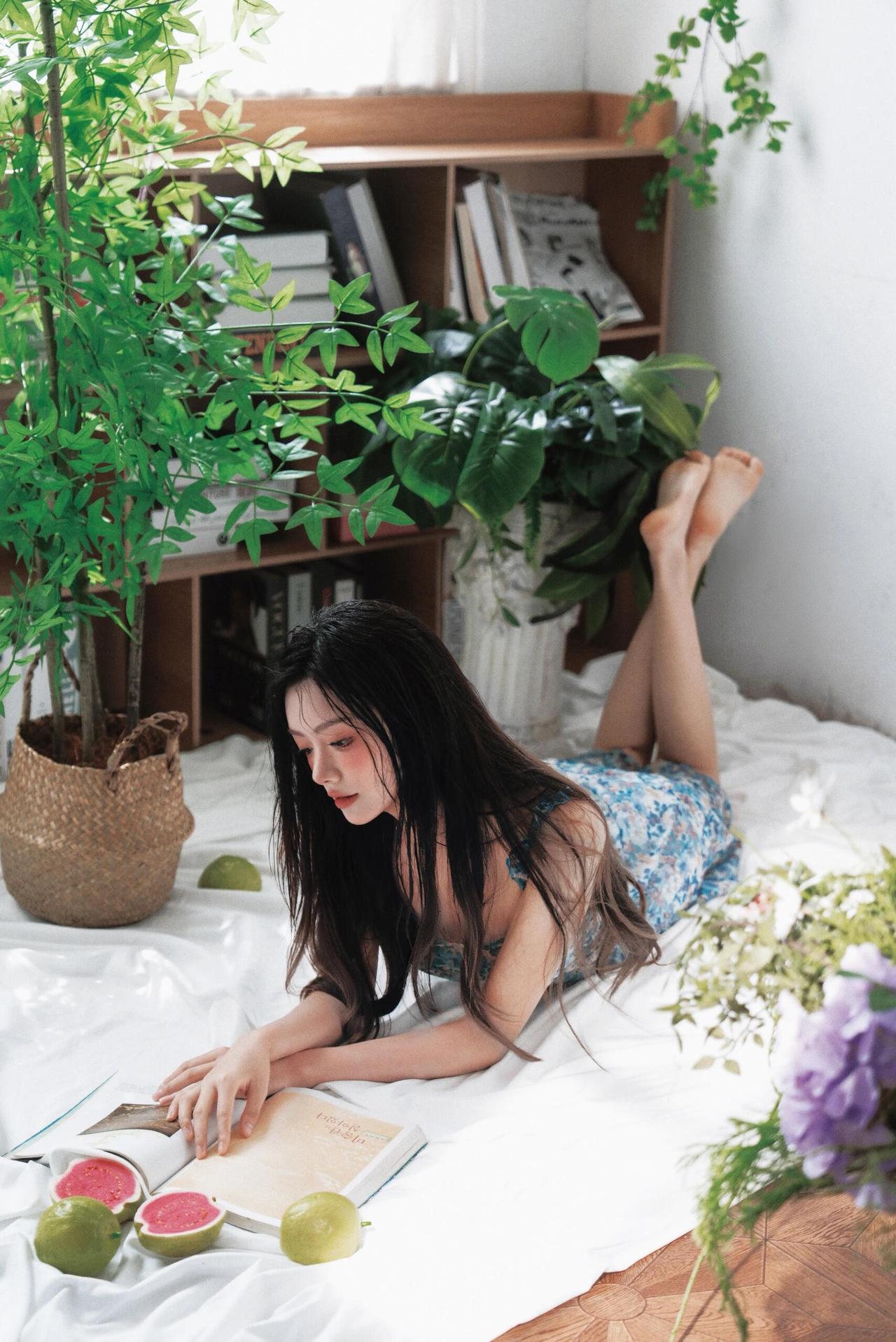 闺阁淑女作品，以“现代审美重构古典气质”为核心脉络。传统闺阁题材常绑定“端雅、规