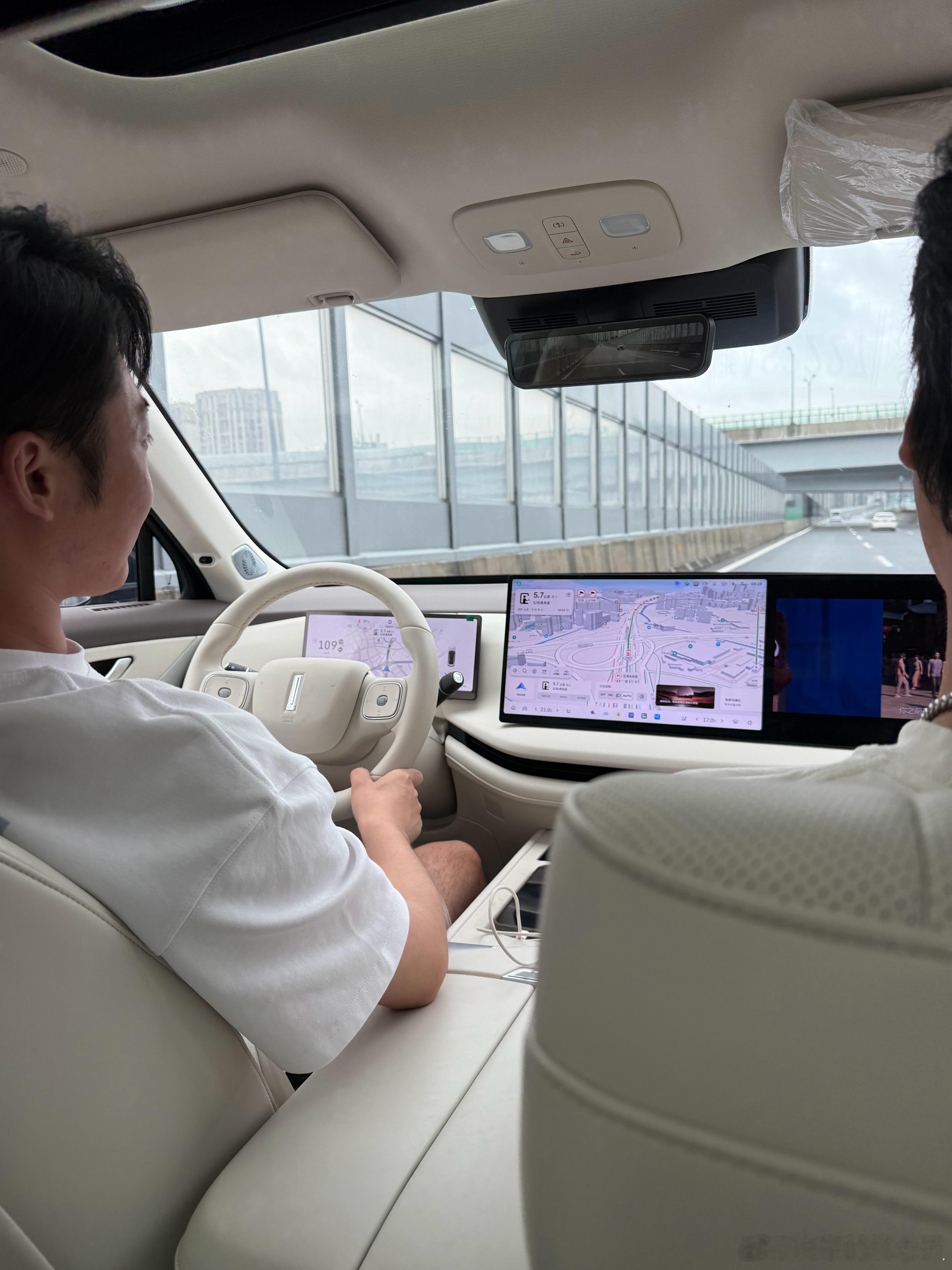 团队6个人 坐着蓝山一路电影 出发上海拍摄喽[哈哈]跟姚老板混一天吃9顿[超话]