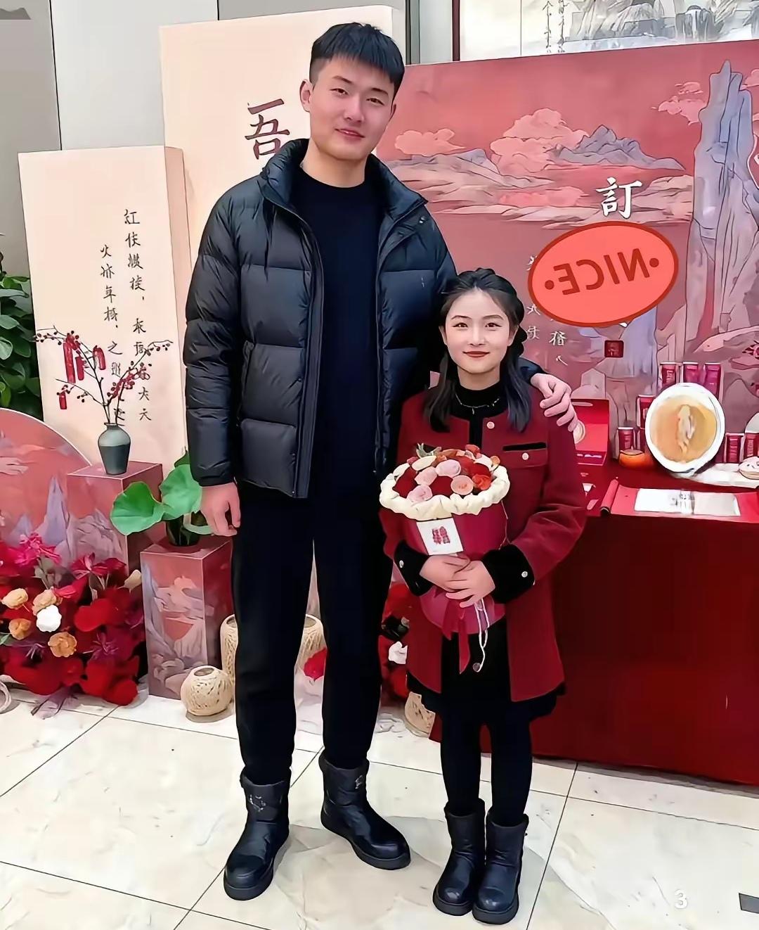 家人们谁懂啊！上午去参加订婚宴，主角一亮相，我直接瞳孔地震！这身高差，简直离谱到