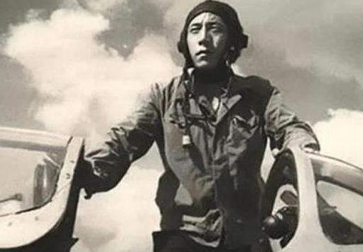 1990年8月，空军飞行员王宝玉反常地摘下手表让战友保管，然后驾机起飞，到达预定