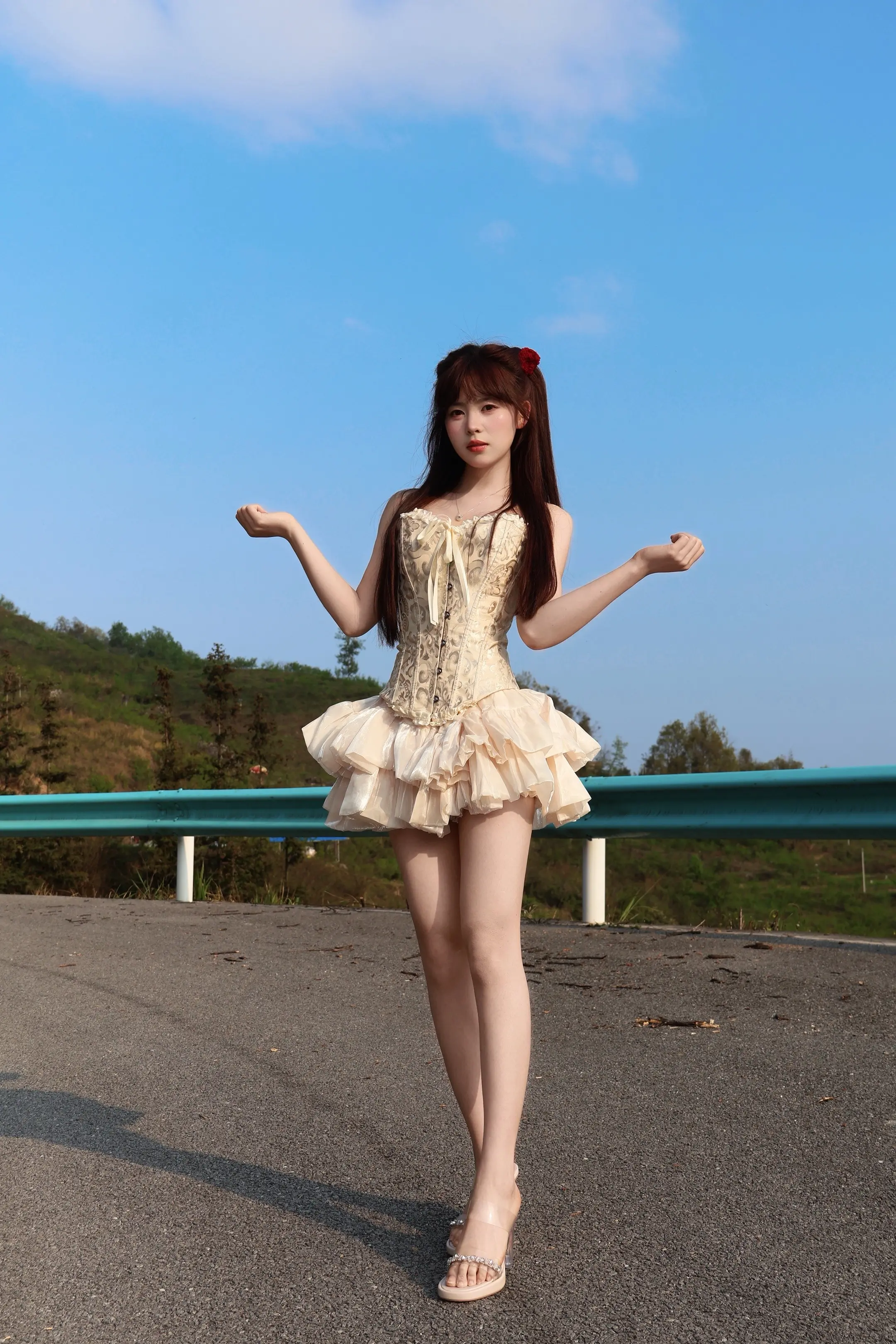我们农村妹就这样穿着小裙子在山卡卡出片。