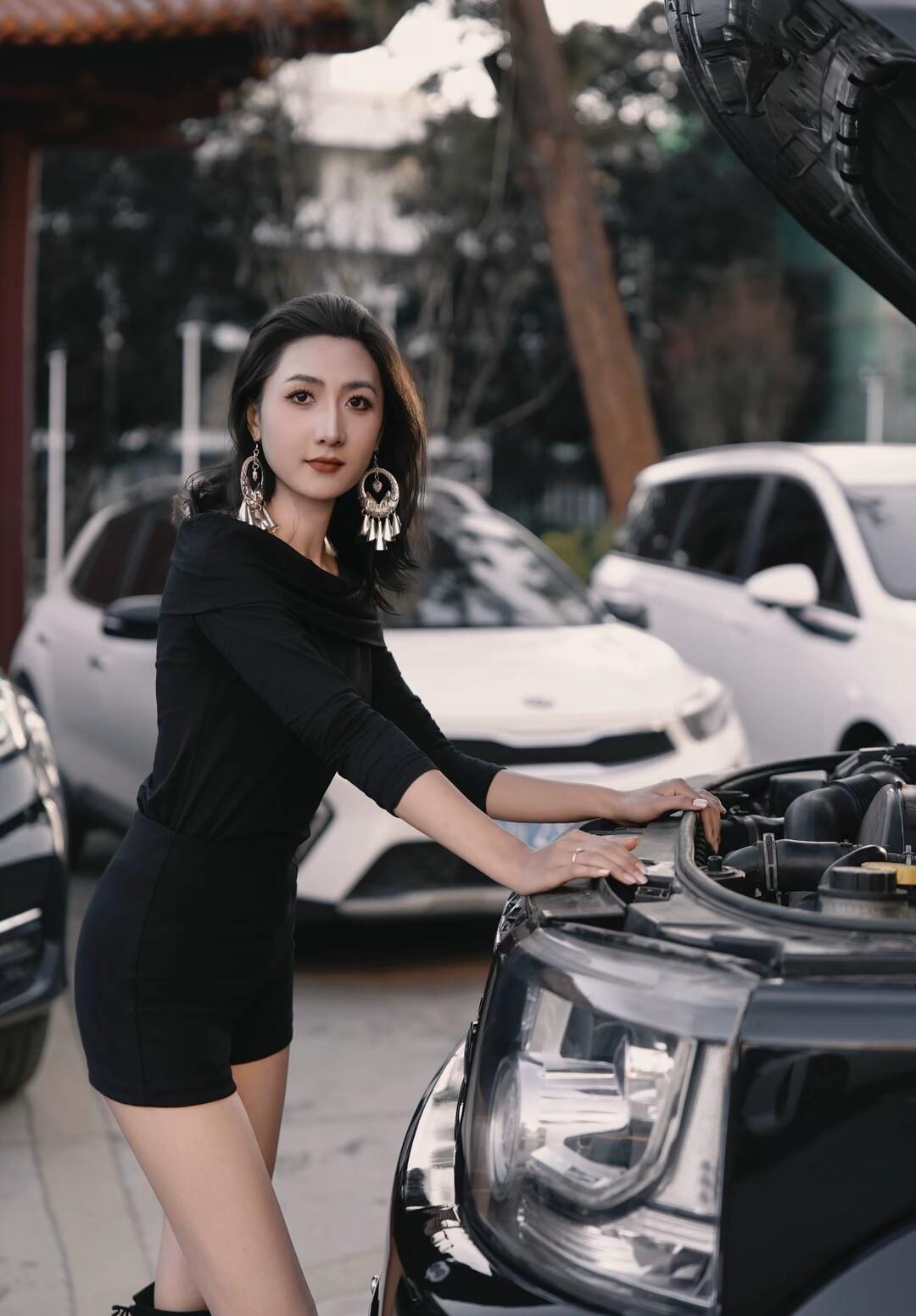 优雅车后探秘，时尚与机械的碰撞