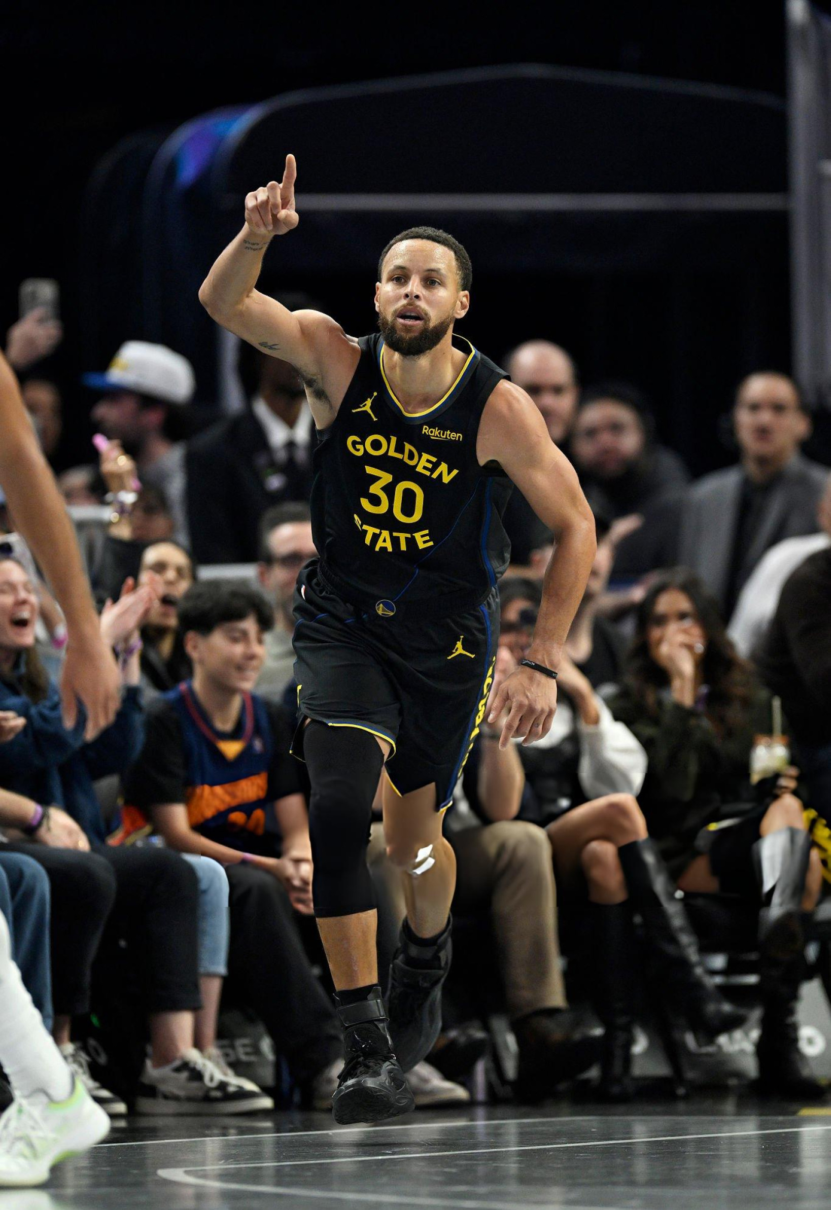 熟悉的剧本面对缺兵少将的球队赢不了苦了库里和巴特勒了