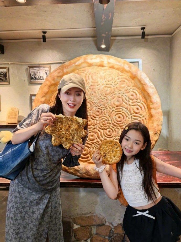 小酒窝反向育妈 小酒窝这活力满满的样子，总能带动着身边人，连妈妈都被感染得更外放