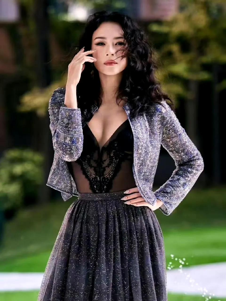 章子怡米兰时装周穿Armani高定，东方美学惊艳秀场！
章子怡在米兰时装周惊艳亮