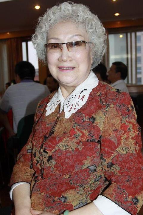 张春秋1926年春出生于江南一个贫苦家庭，6岁时母亲猝亡，父亲迫于生计，将她卖给