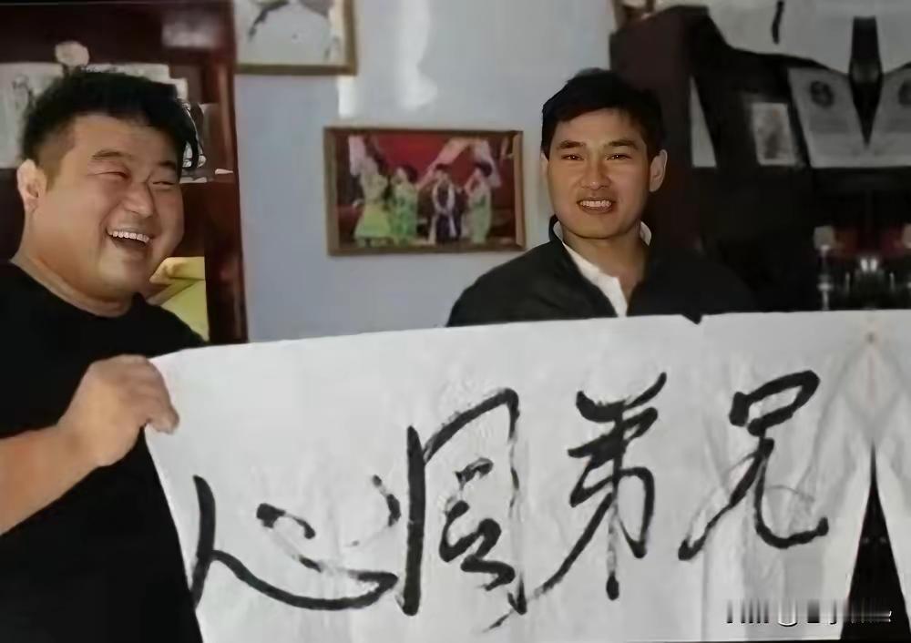 朱之文出名后不久，就成了书法家了，他的字还真是一字难求，一般人让他写字他会各种推