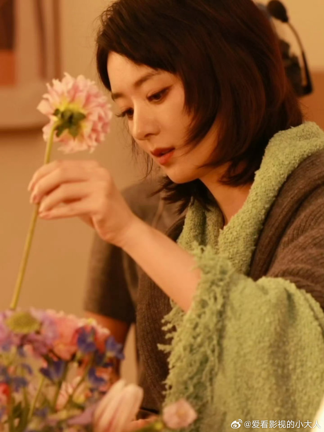 赵丽颖手拿大丽花赵丽颖跟大家招手啦啦啦 大丽花赵丽颖 