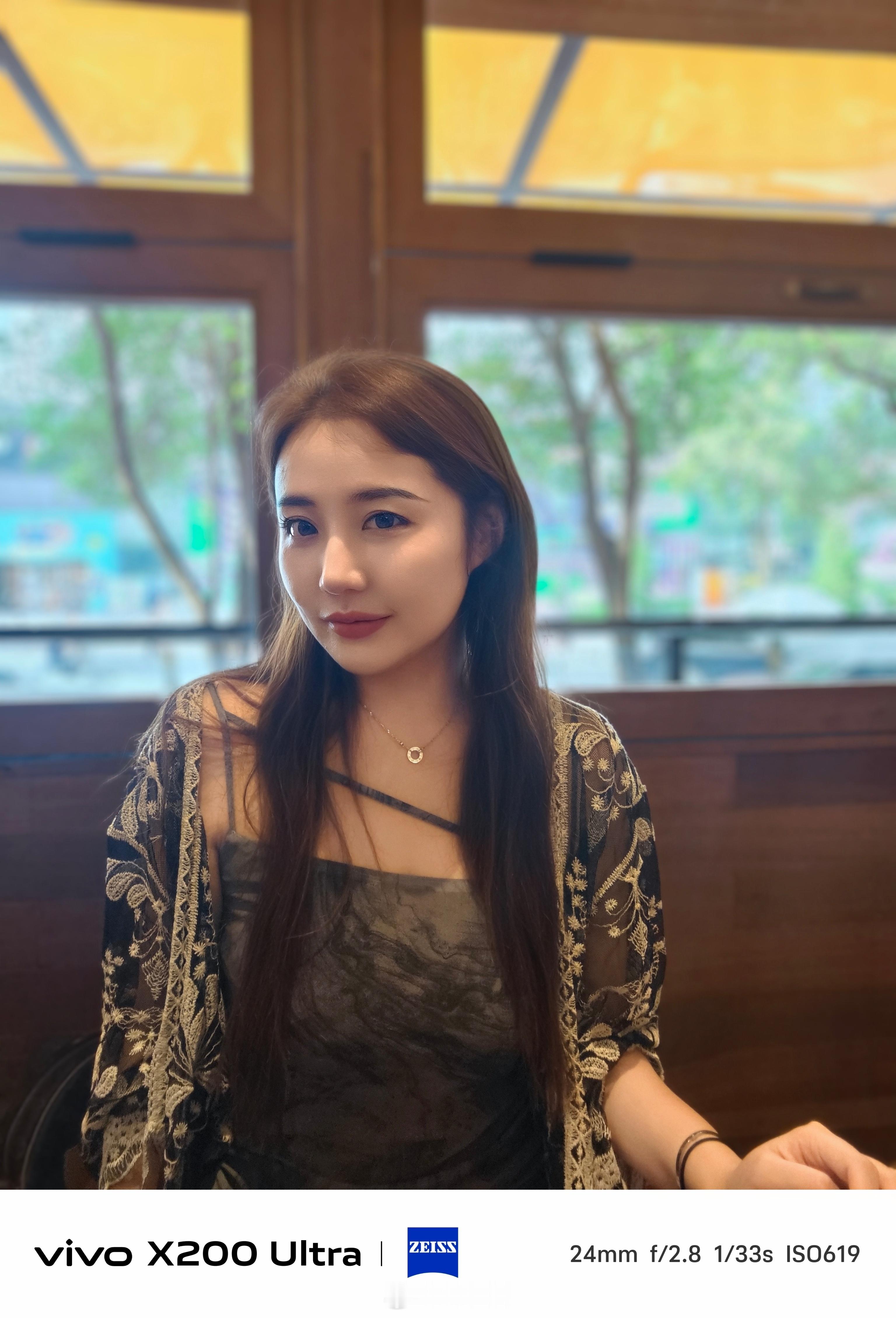 顶光可太要命了……怎么摆造型都面部崎岖[微笑]最近的放纵小零食→榴莲冰淇淋和开心