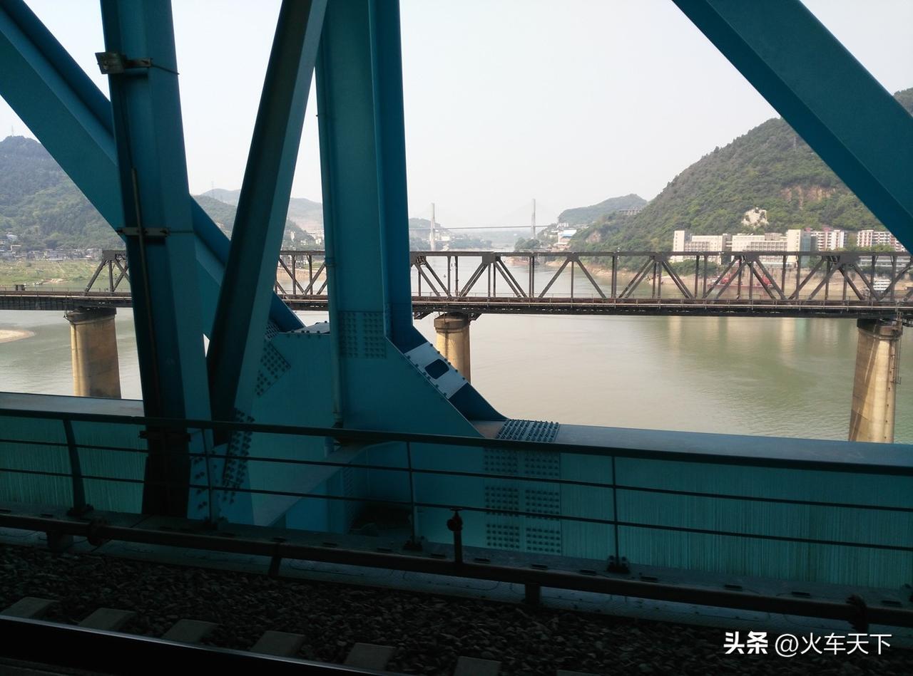 2019年4月底，乘坐重庆到遵义的5629次列车通过新白沙沱长江特大桥下层的兴珞