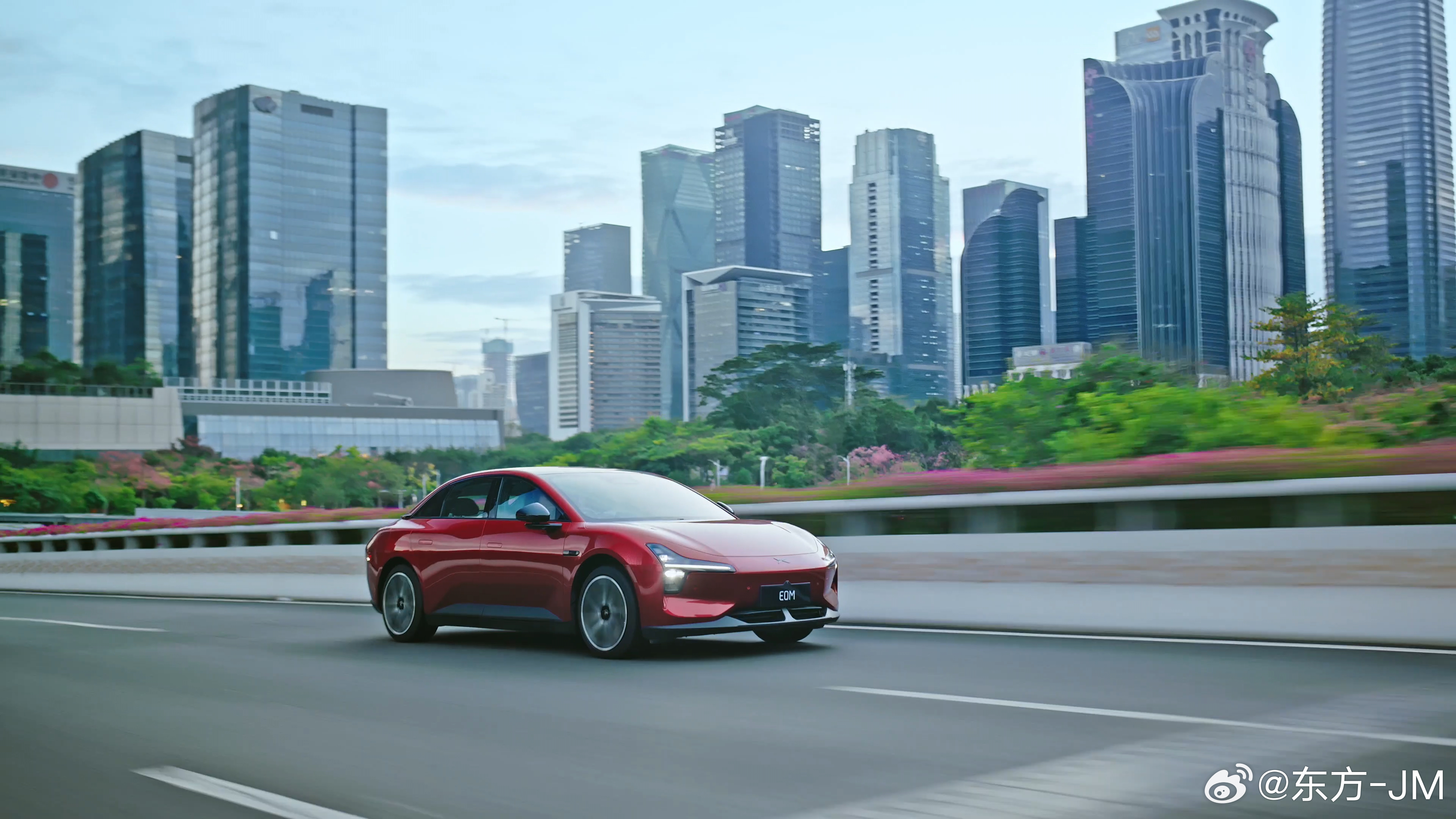 小鹏MONA推出了官方改色「车厘子红」，是一种莓果色调的深红色，沉稳鲜活的一种红