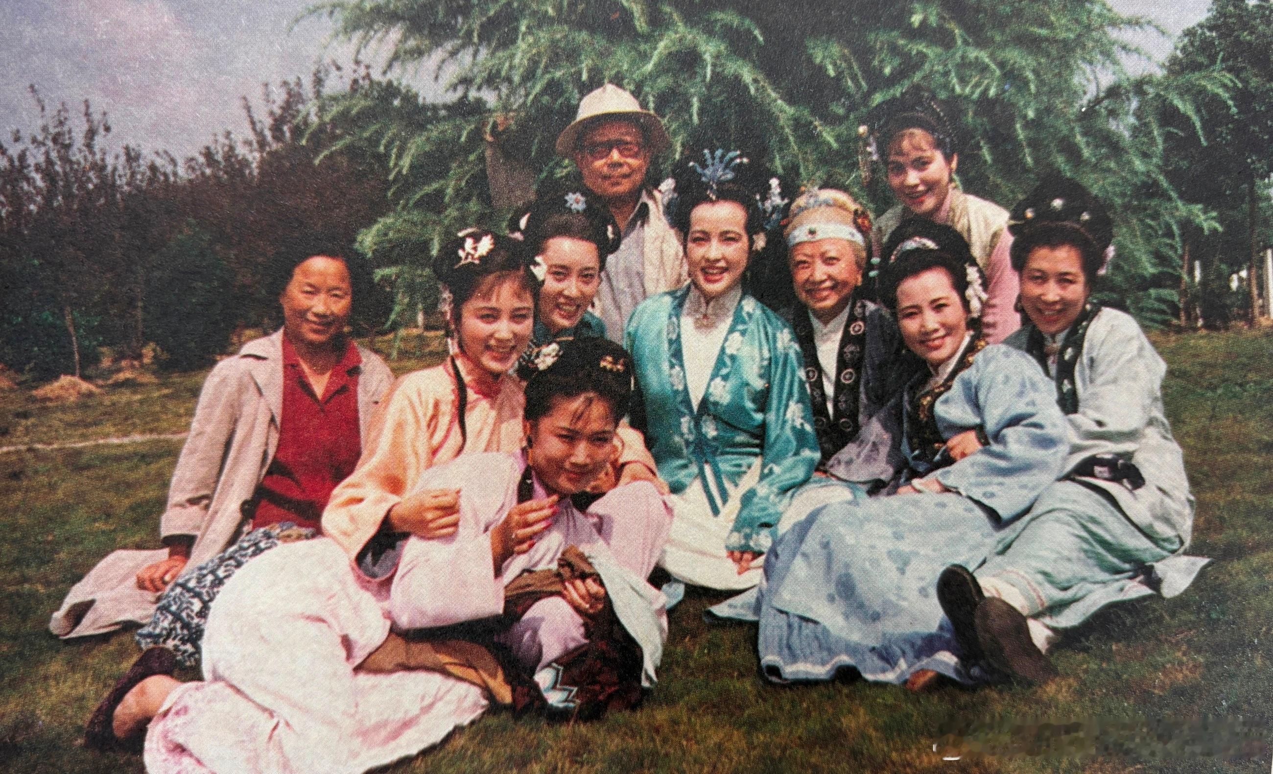 1988年谢铁骊与导演赵元及《红楼梦》部分女演员在一起历史影像