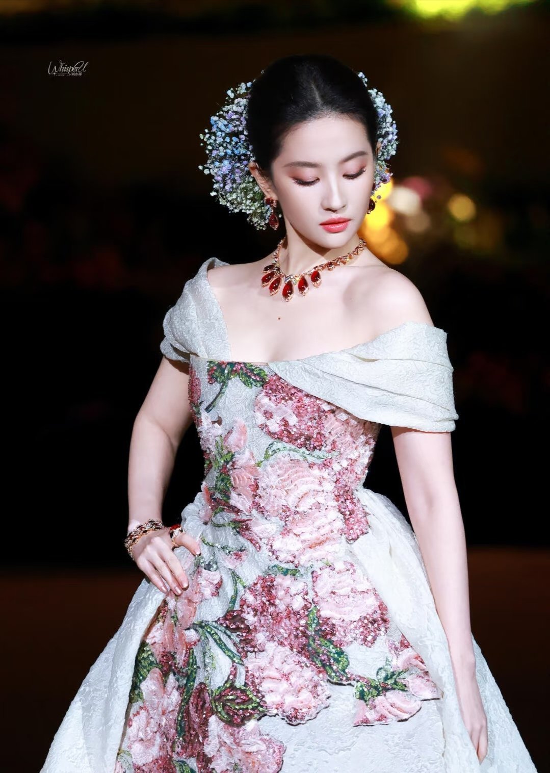 刘亦菲是华语影视界极具影响力的女演员。她在《仙剑奇侠传》中饰演的赵灵儿，清纯善良