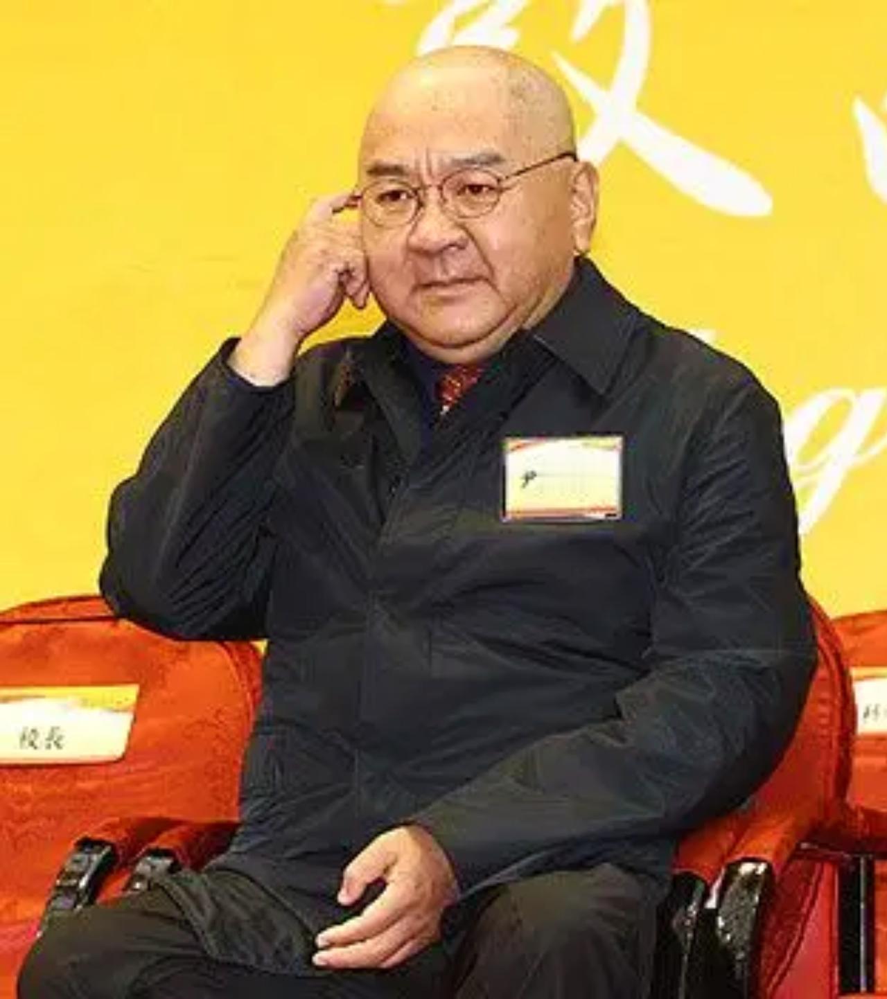 尹衍梁祖籍在山东省日照市，1950年8月16日出生于台北，于1964年被父亲送至