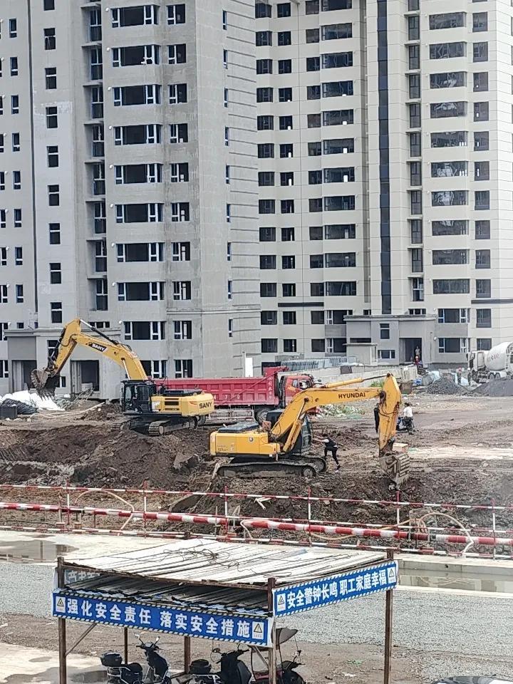 分享一张工地照片阴天下的工地，机械作业